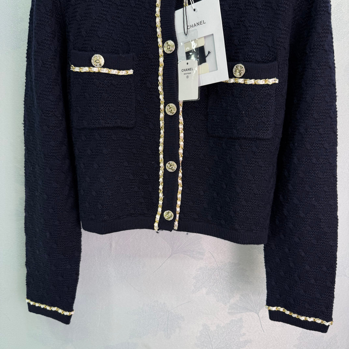 Chain-decorated round-neck cardigan