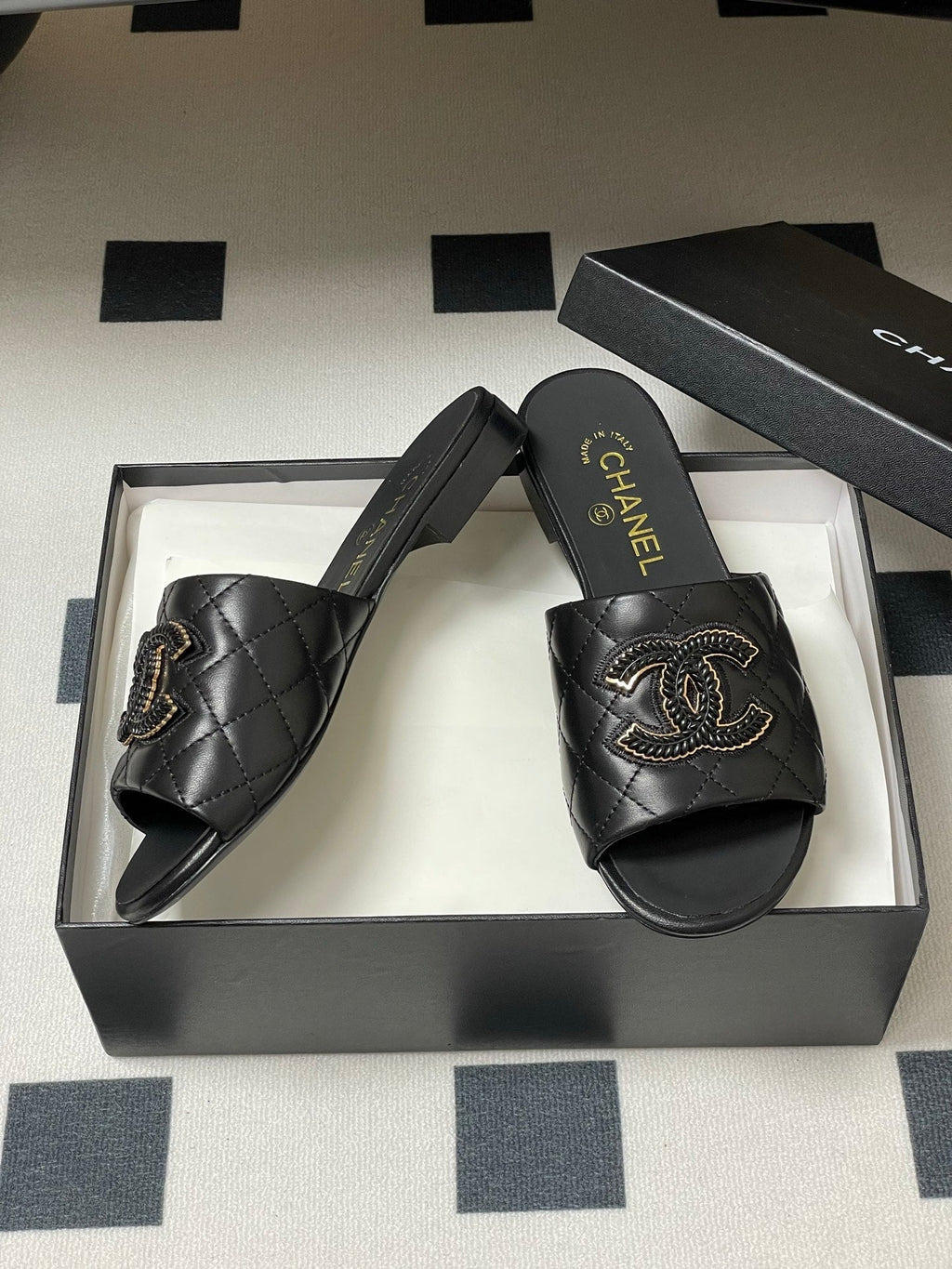Diamond-patterned flip-flops