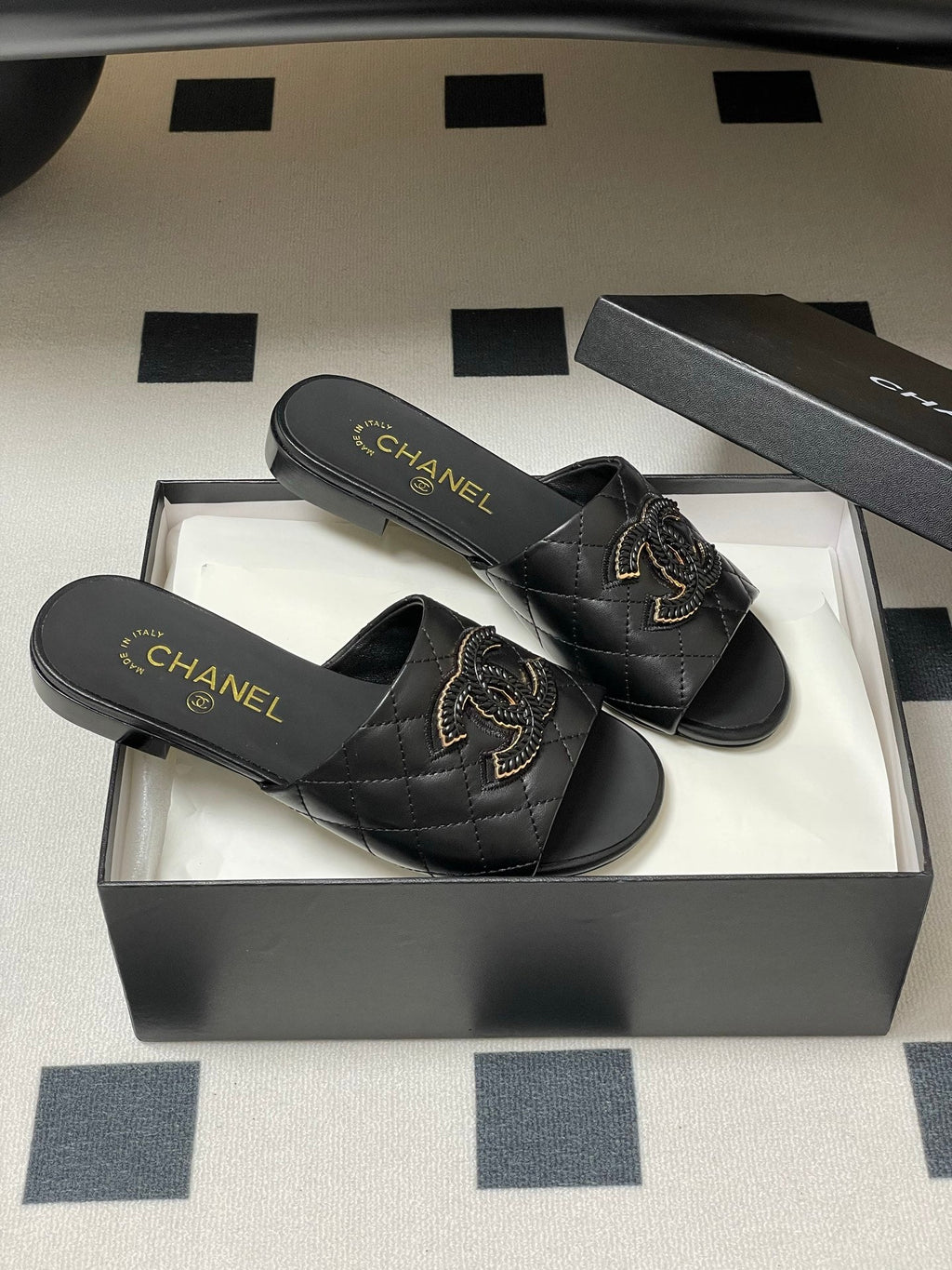 Diamond-patterned flip-flops