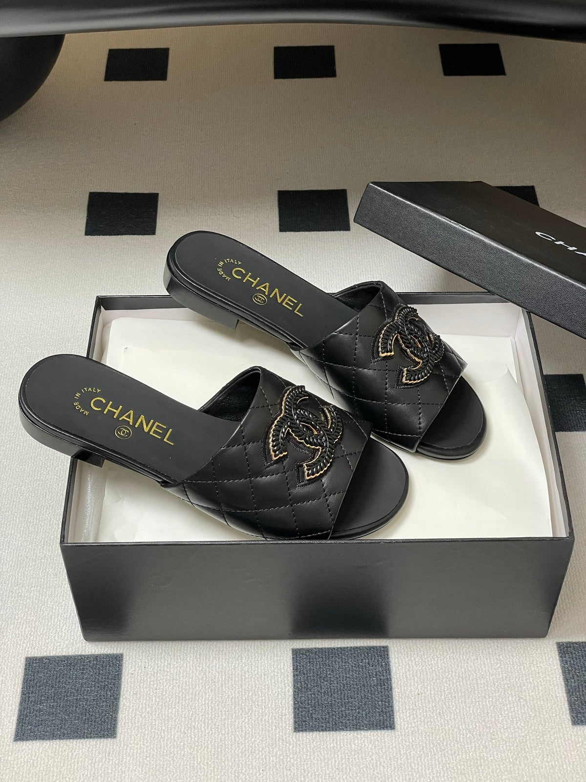 Diamond-patterned flip-flops