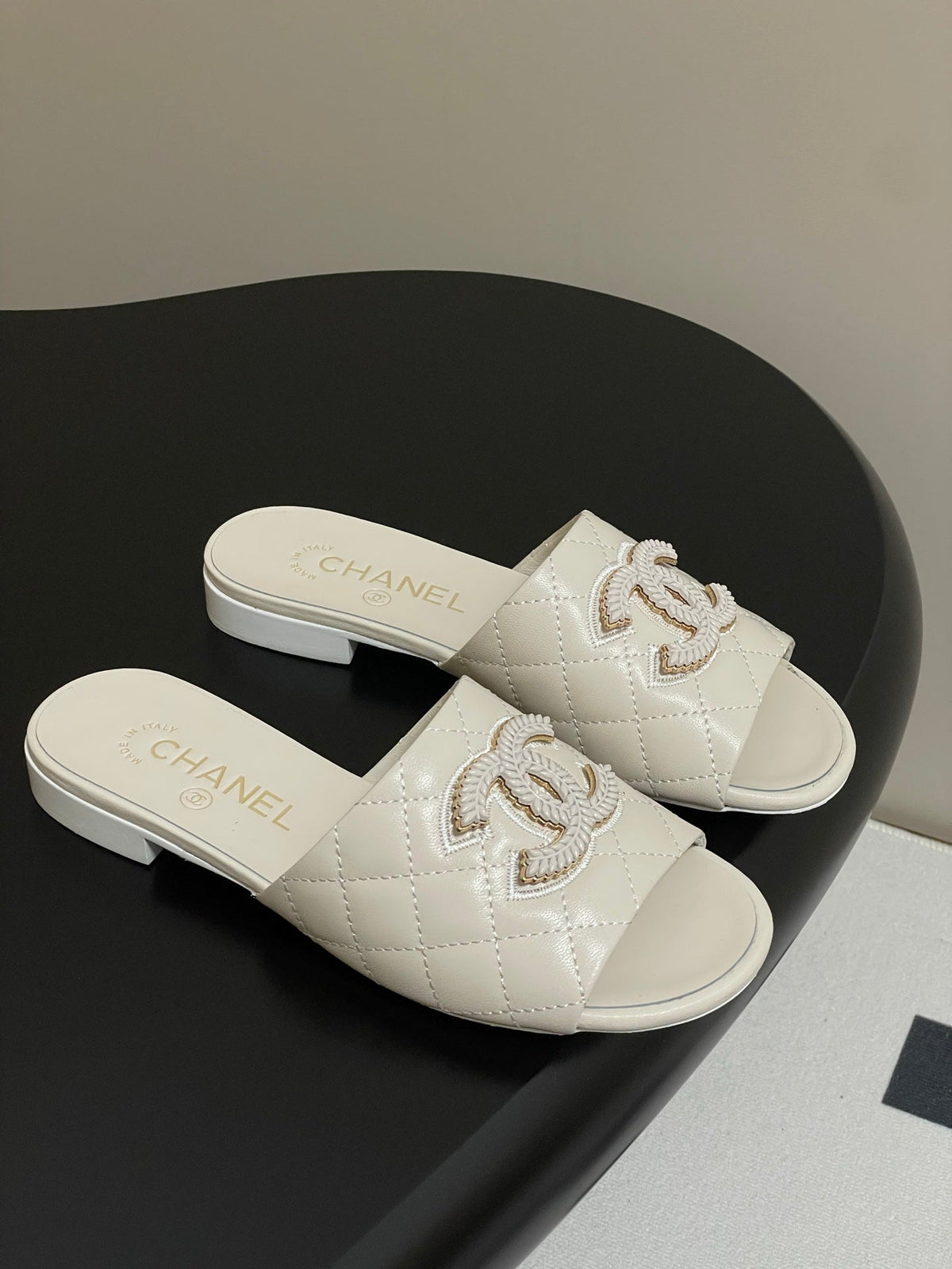 Diamond-patterned flip-flops