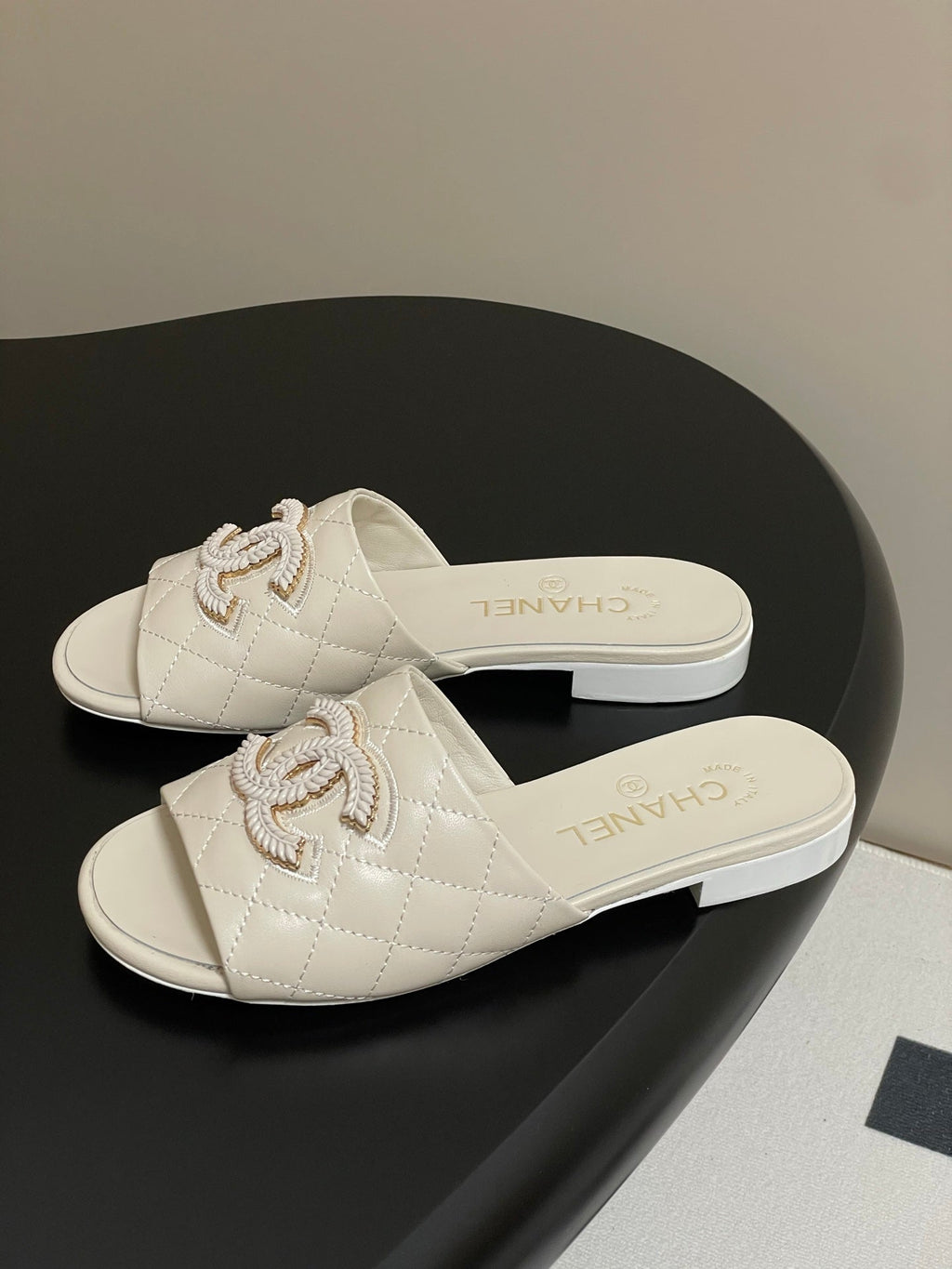 Diamond-patterned flip-flops