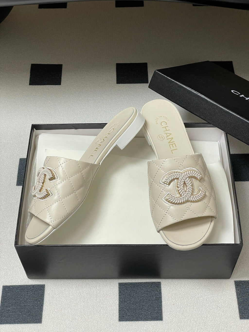 Diamond-patterned flip-flops