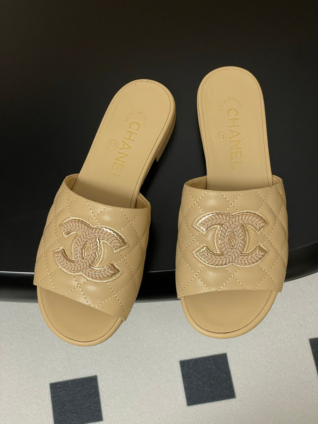 Diamond-patterned flip-flops