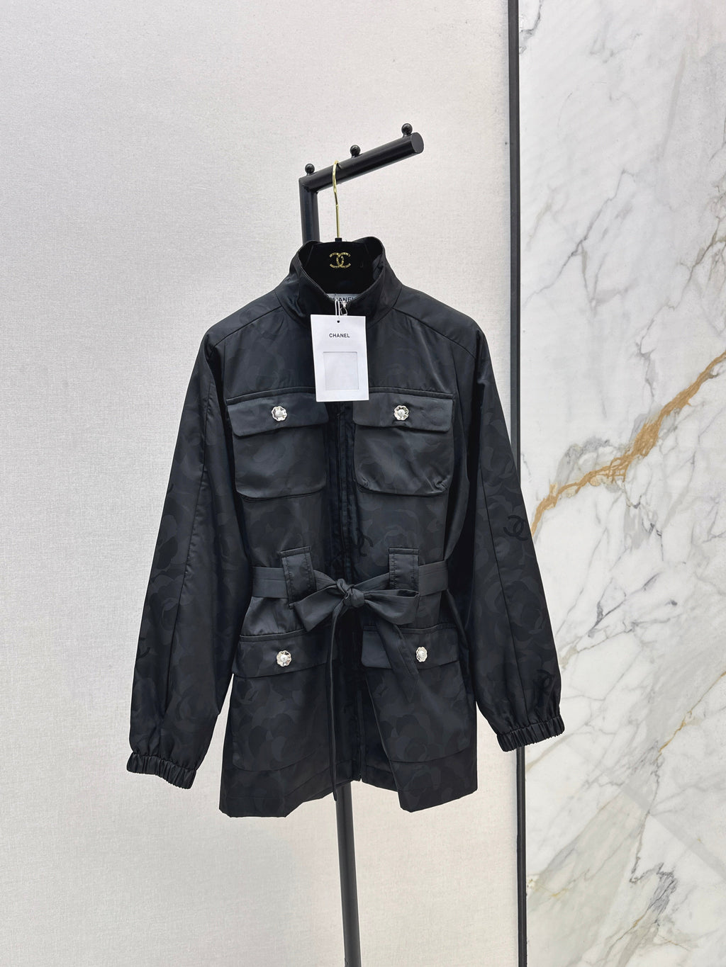 Stand-up collar, waist-cinching jacket