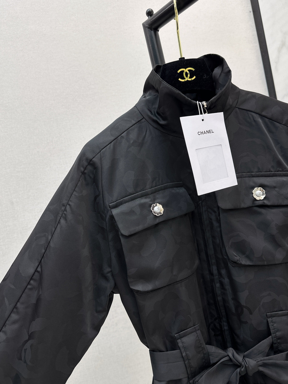 Stand-up collar, waist-cinching jacket