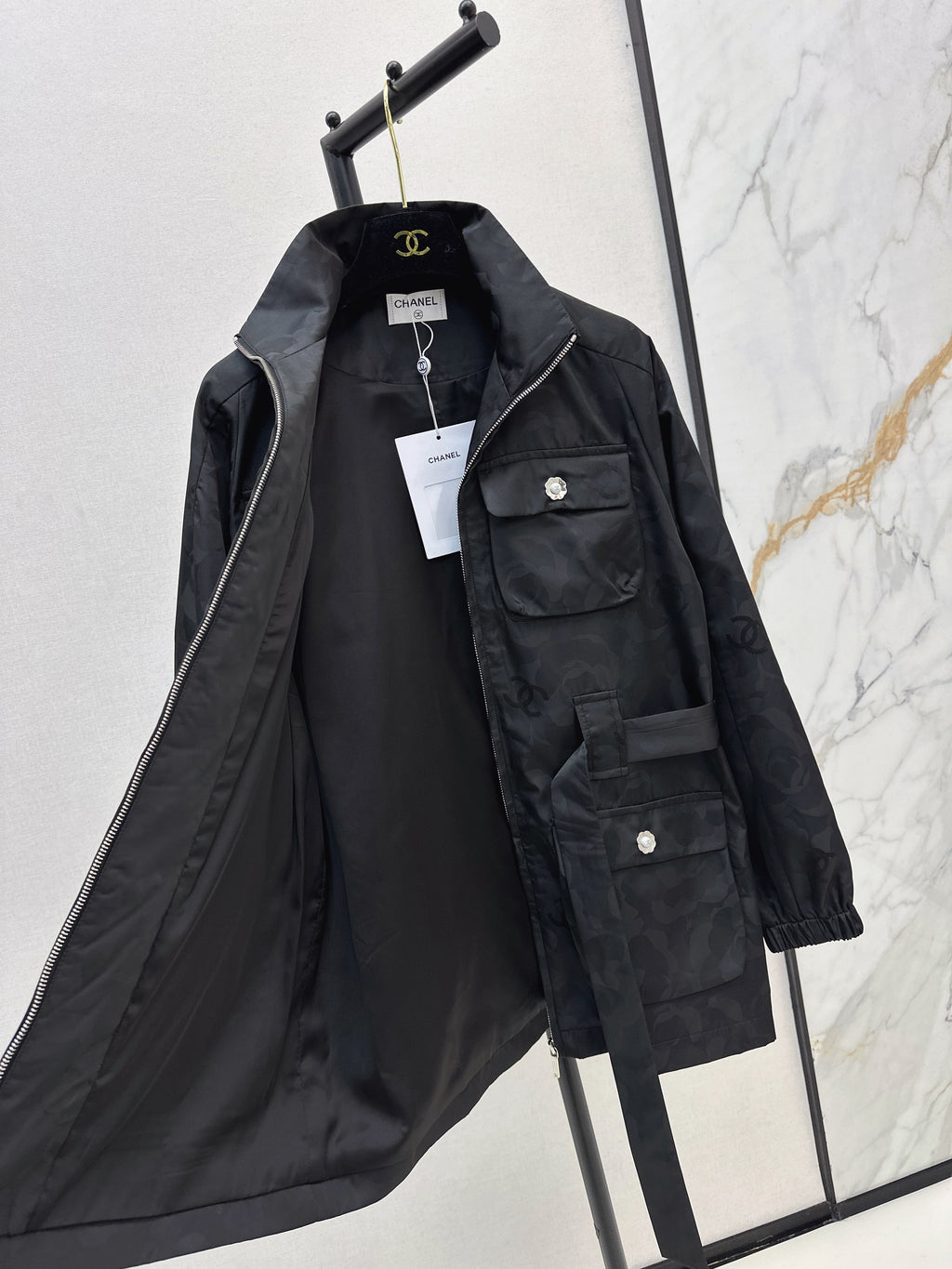 Stand-up collar, waist-cinching jacket