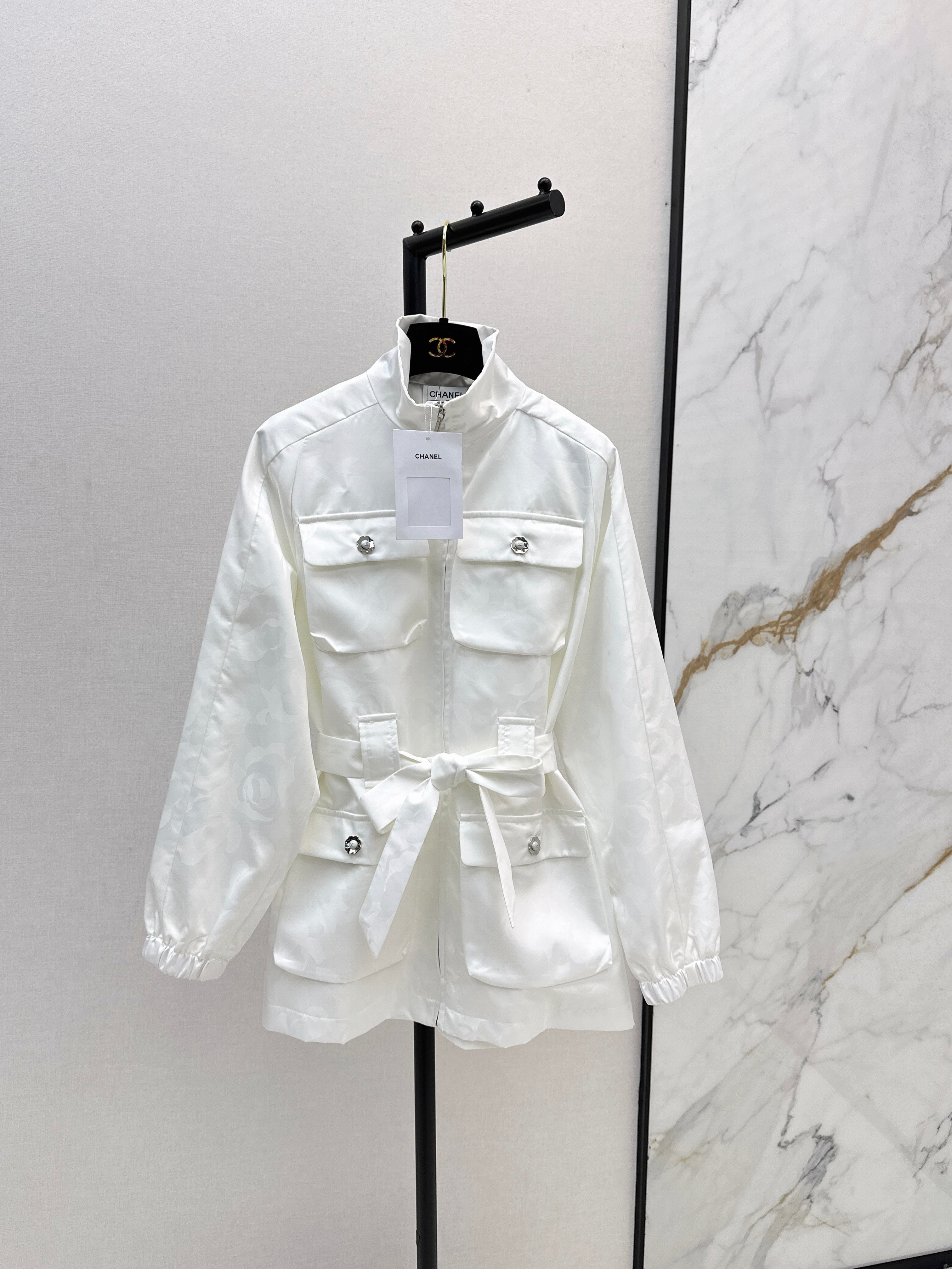 Stand-up collar, waist-cinching jacket
