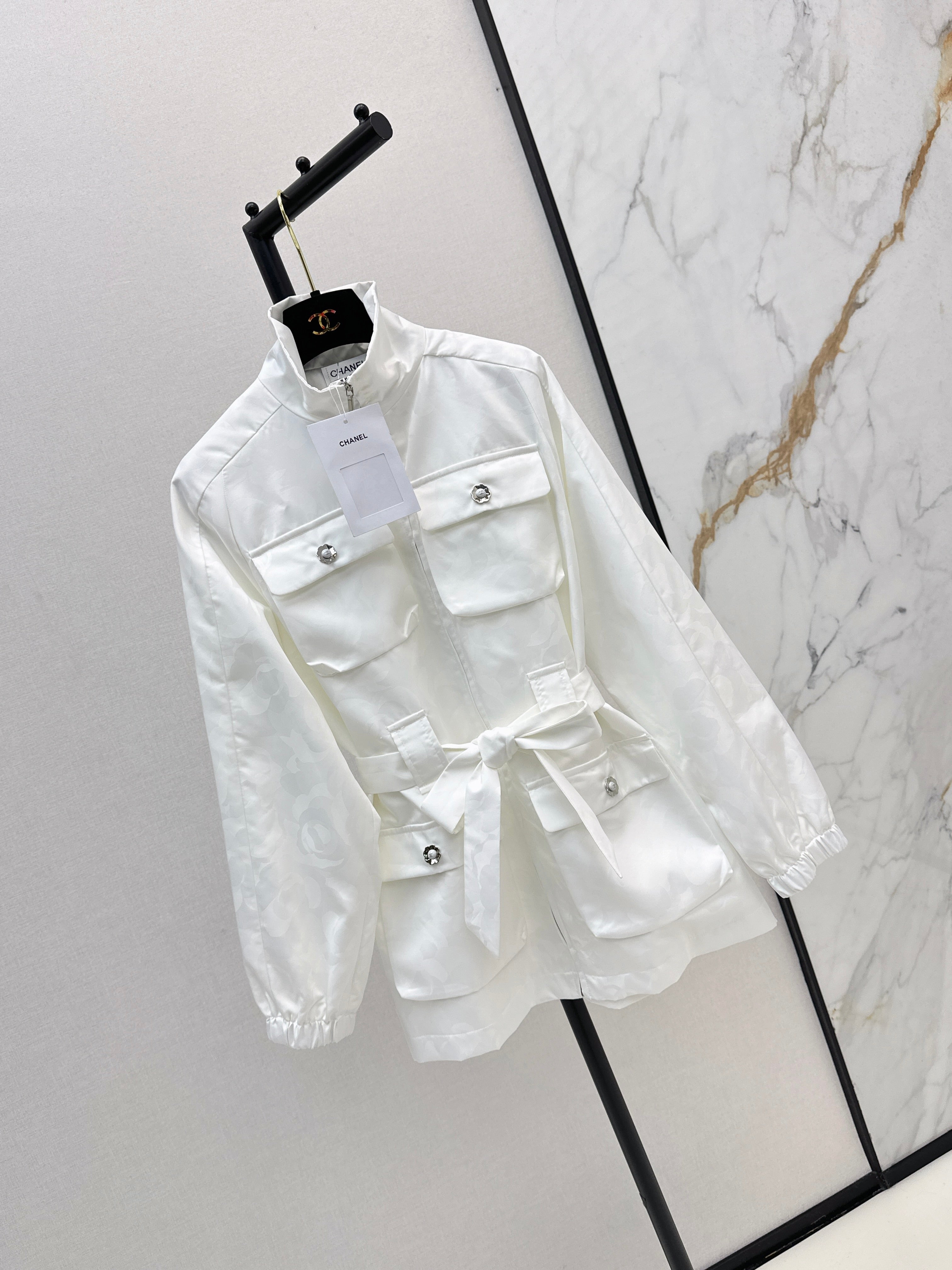 Stand-up collar, waist-cinching jacket