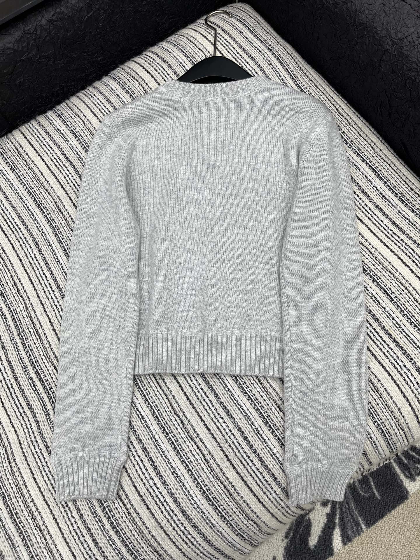 Diamond chain crewneck knit long-sleeved top