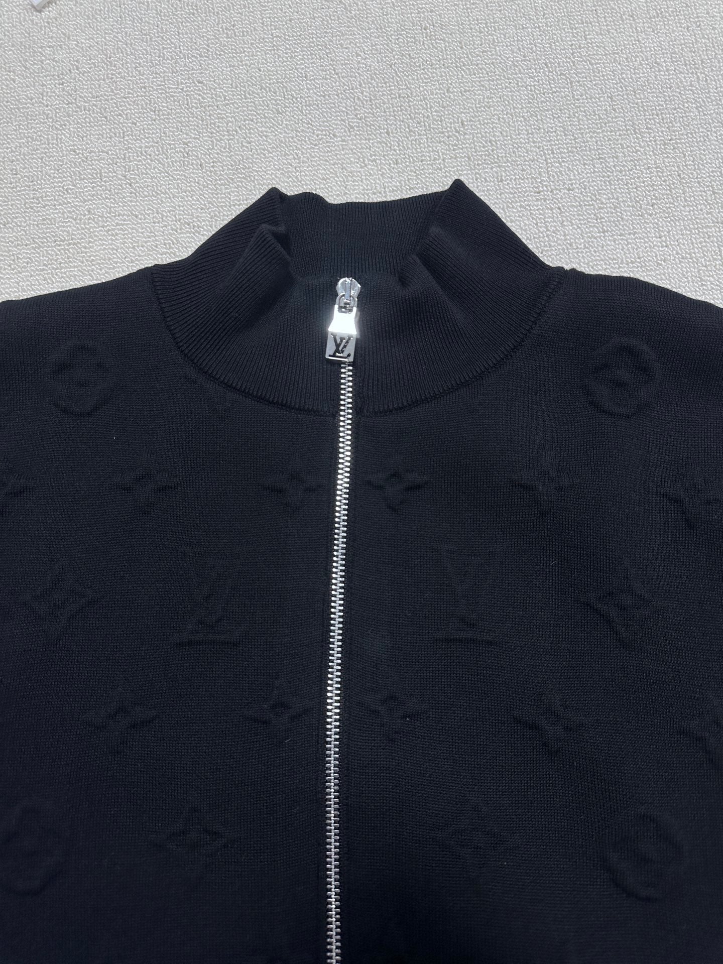 Embossed, stand-collar knitted jacket