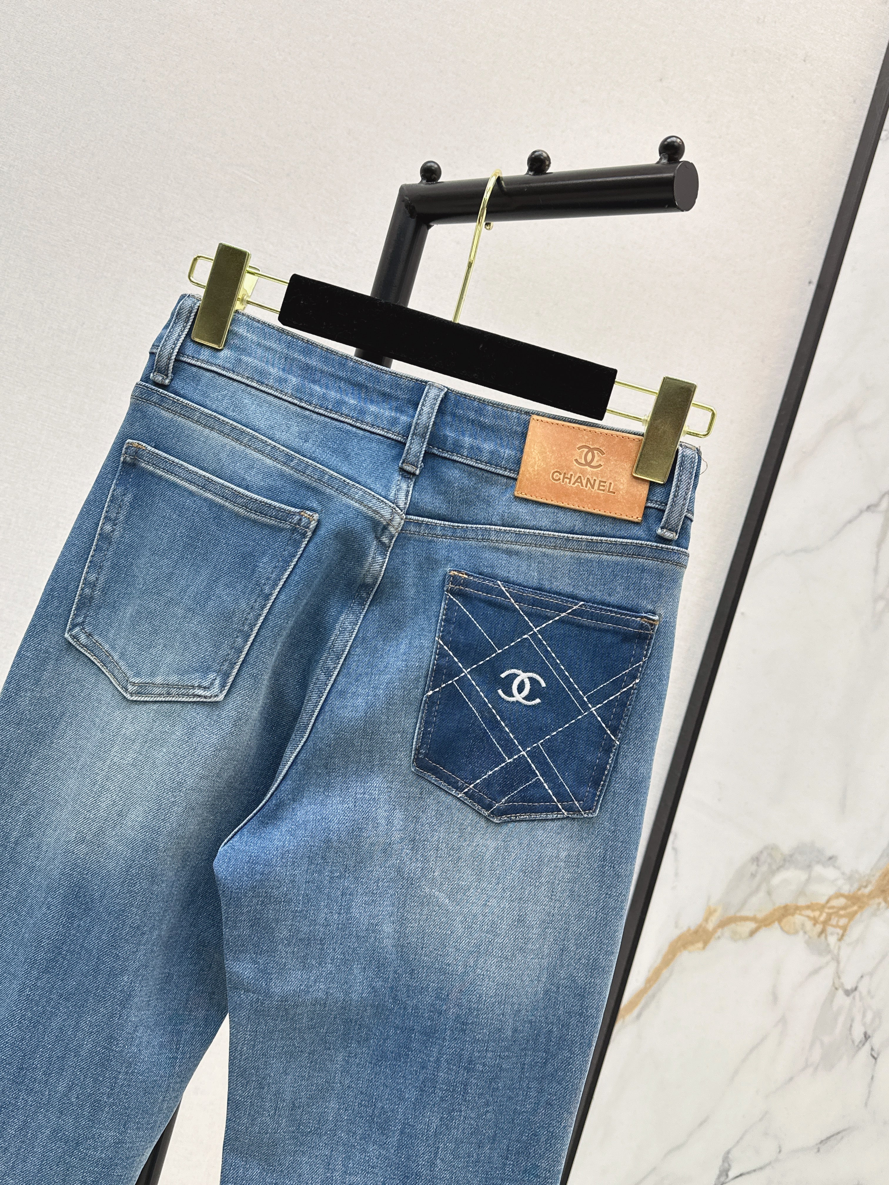 Versatile, minimalist, casual flared jeans.