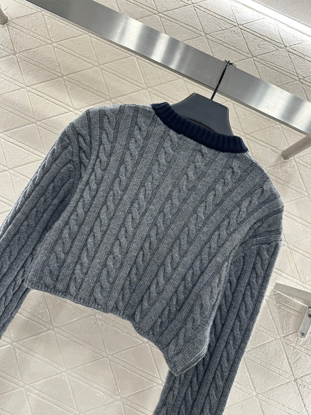 Cable-knit contrast-color cropped pullover sweater