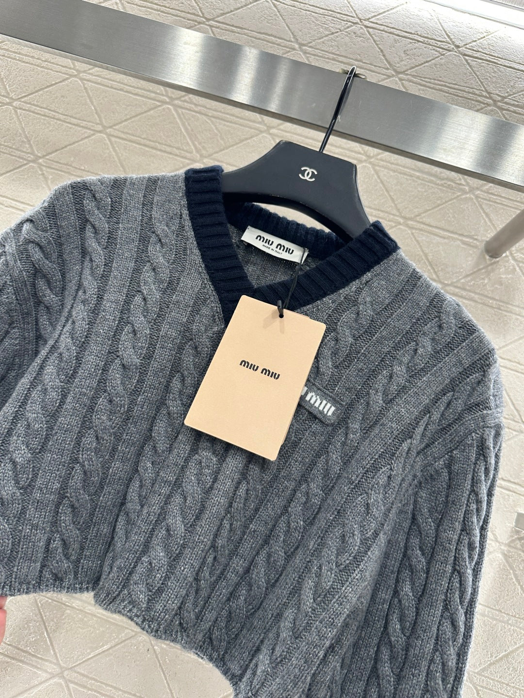 Cable-knit contrast-color cropped pullover sweater