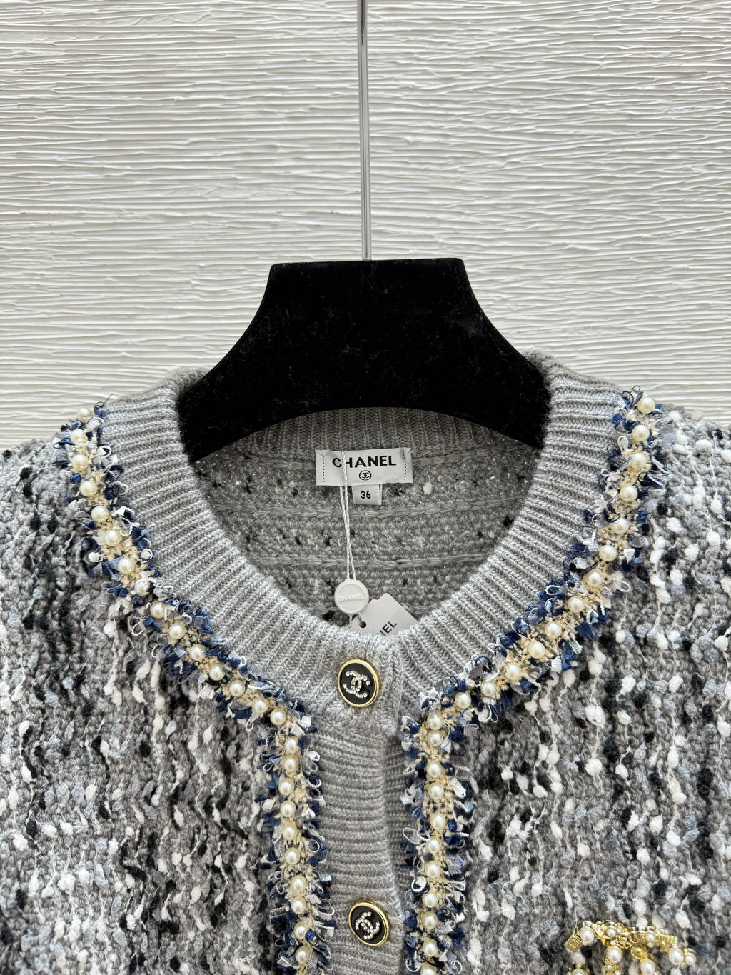 Contrast beaded crew neck knitted long-sleeved cardigan