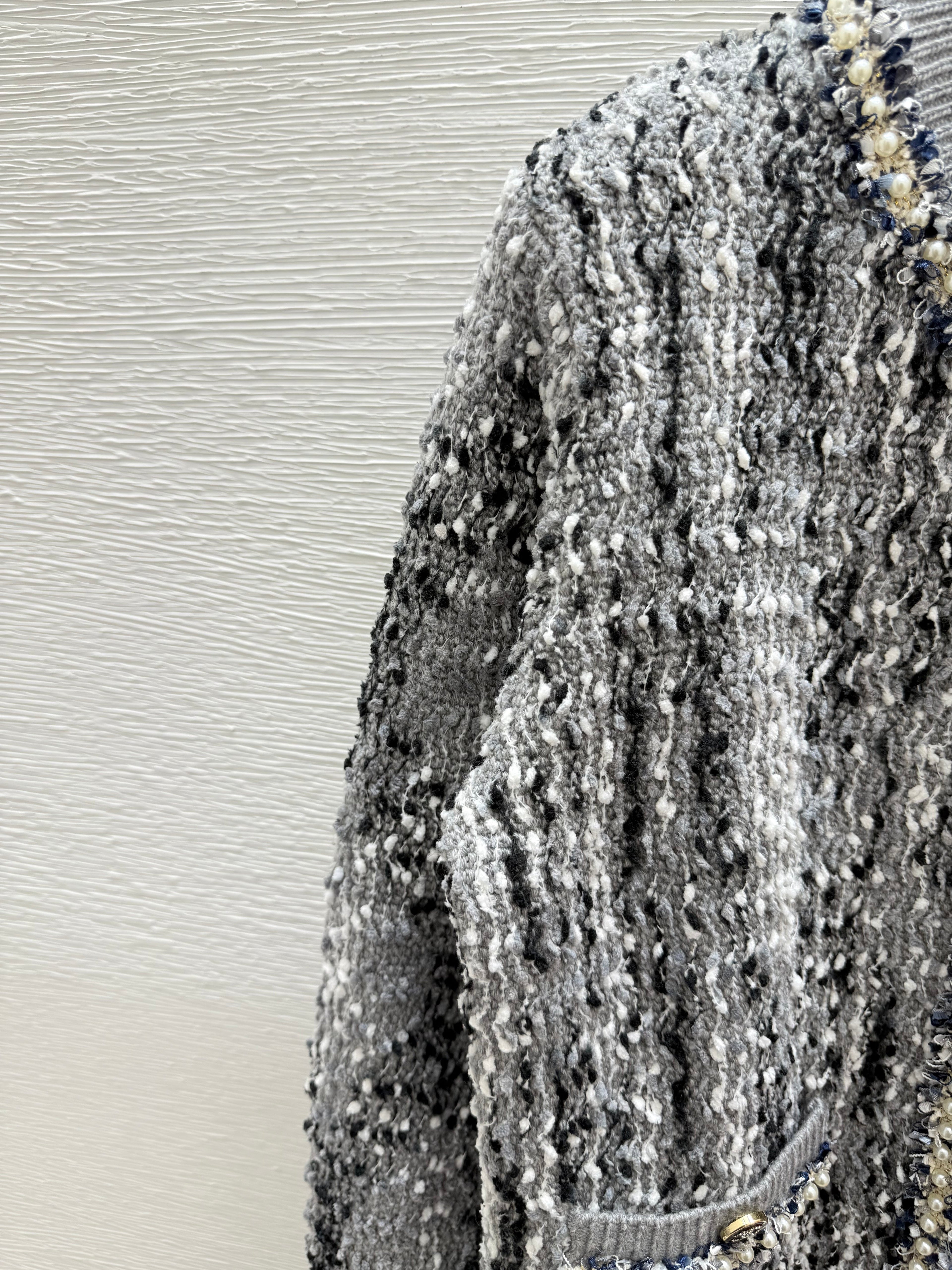 Contrast beaded crew neck knitted long-sleeved cardigan