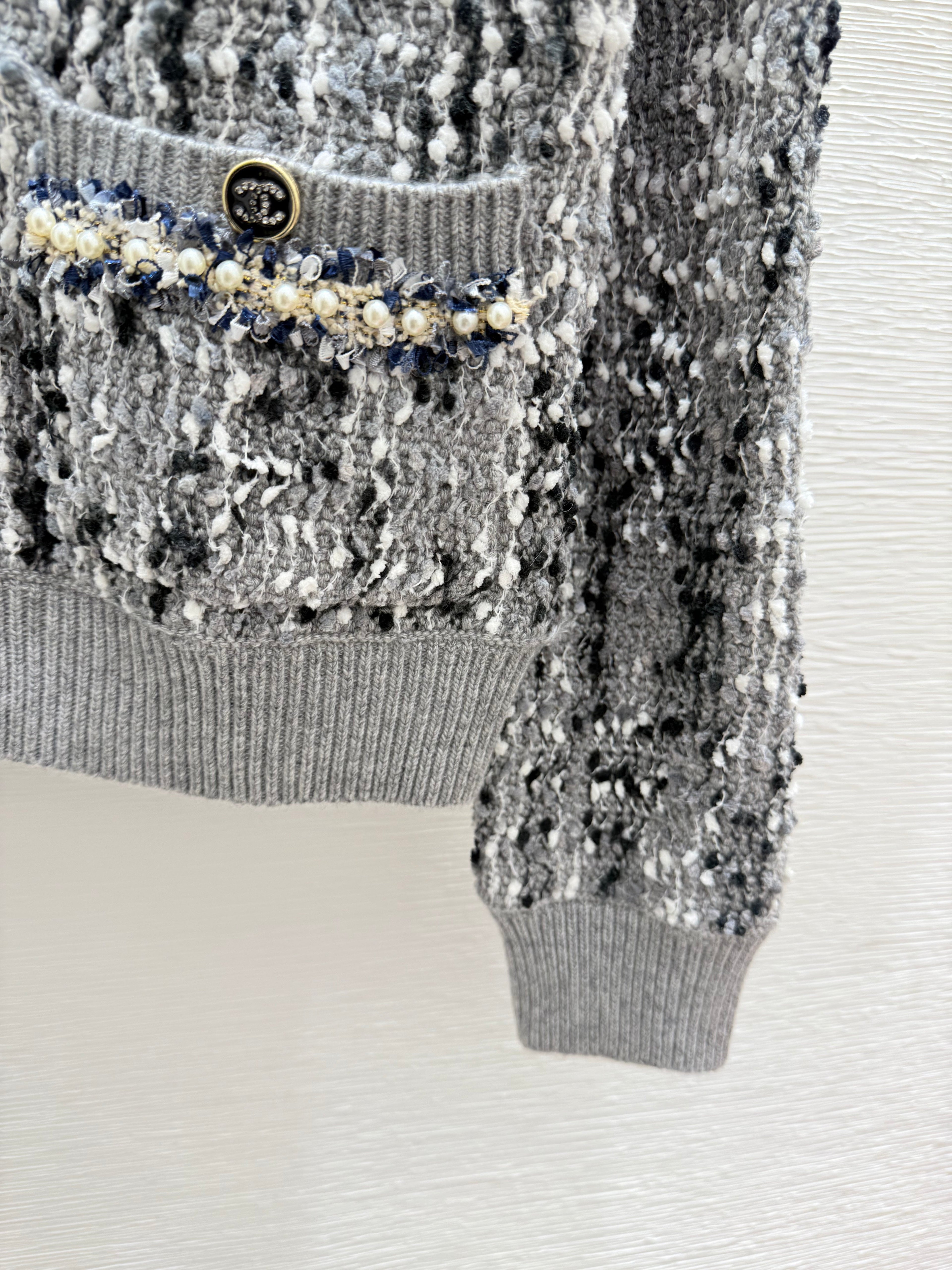 Contrast beaded crew neck knitted long-sleeved cardigan