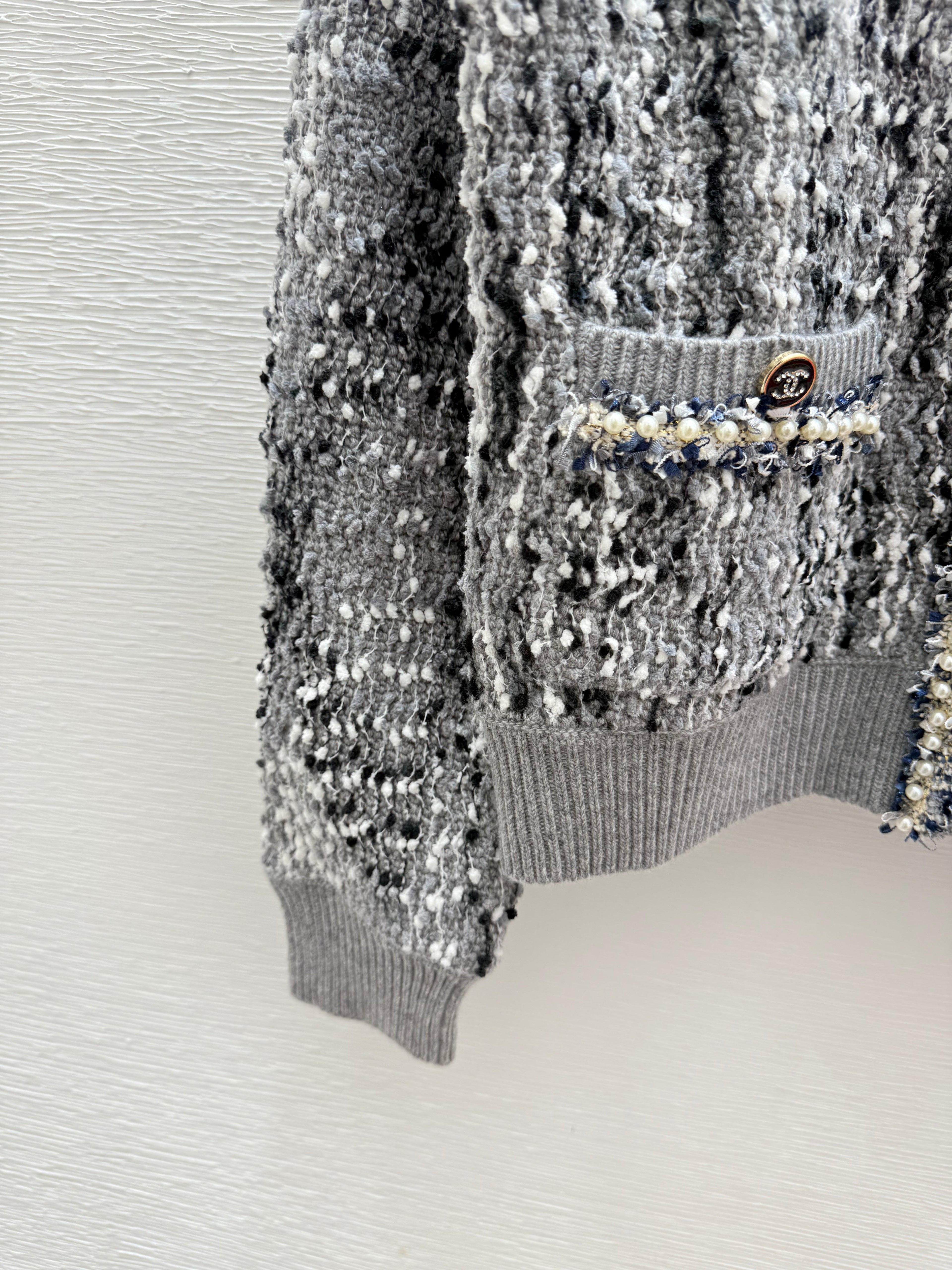 Contrast beaded crew neck knitted long-sleeved cardigan