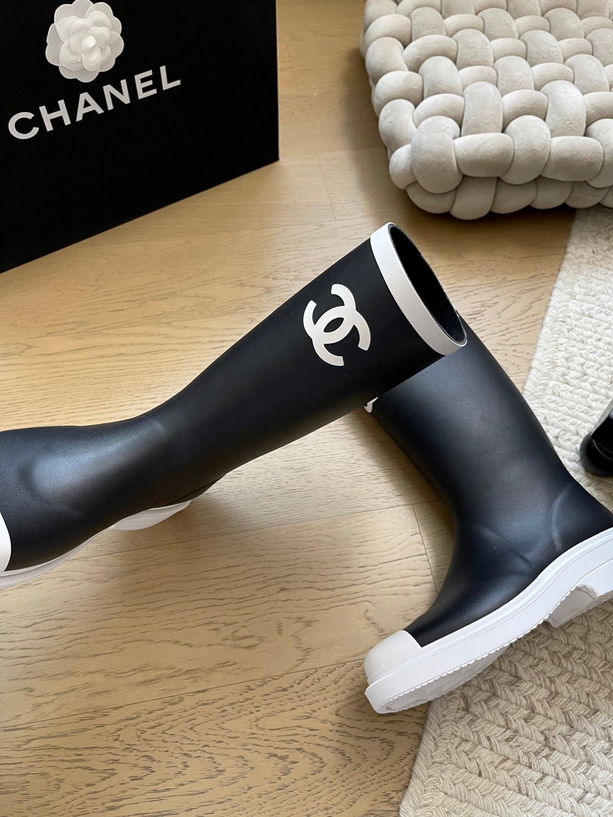 Seamless rain boots