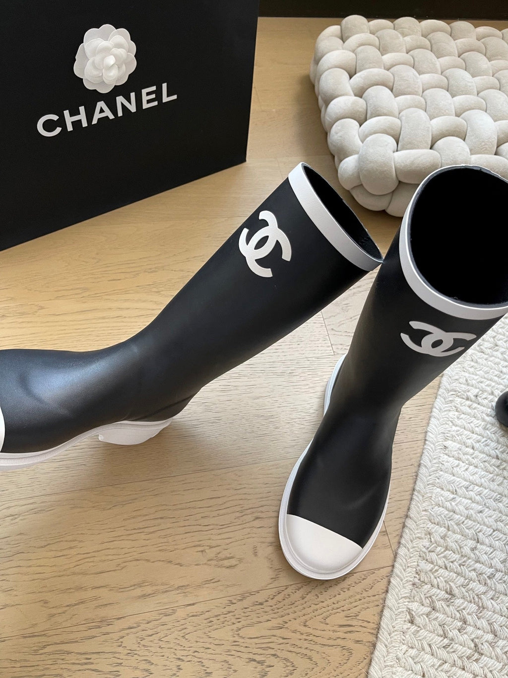 Seamless rain boots