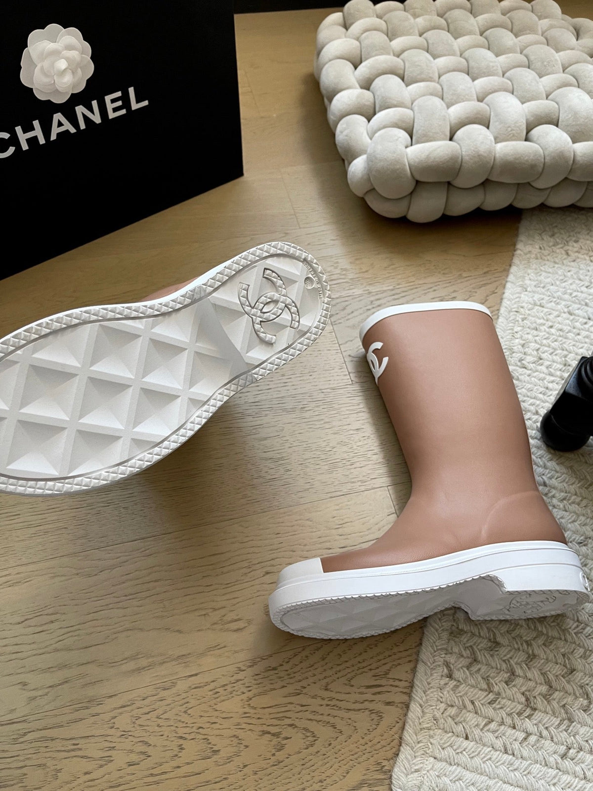 Seamless rain boots