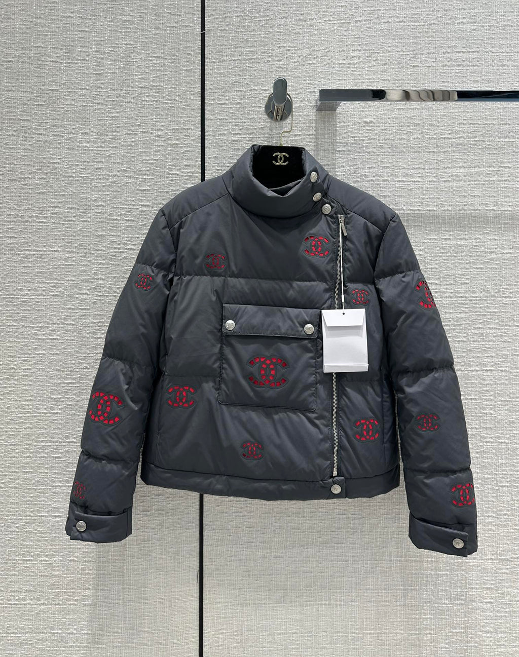 Hollowed-out, seam-sealed short down jacket