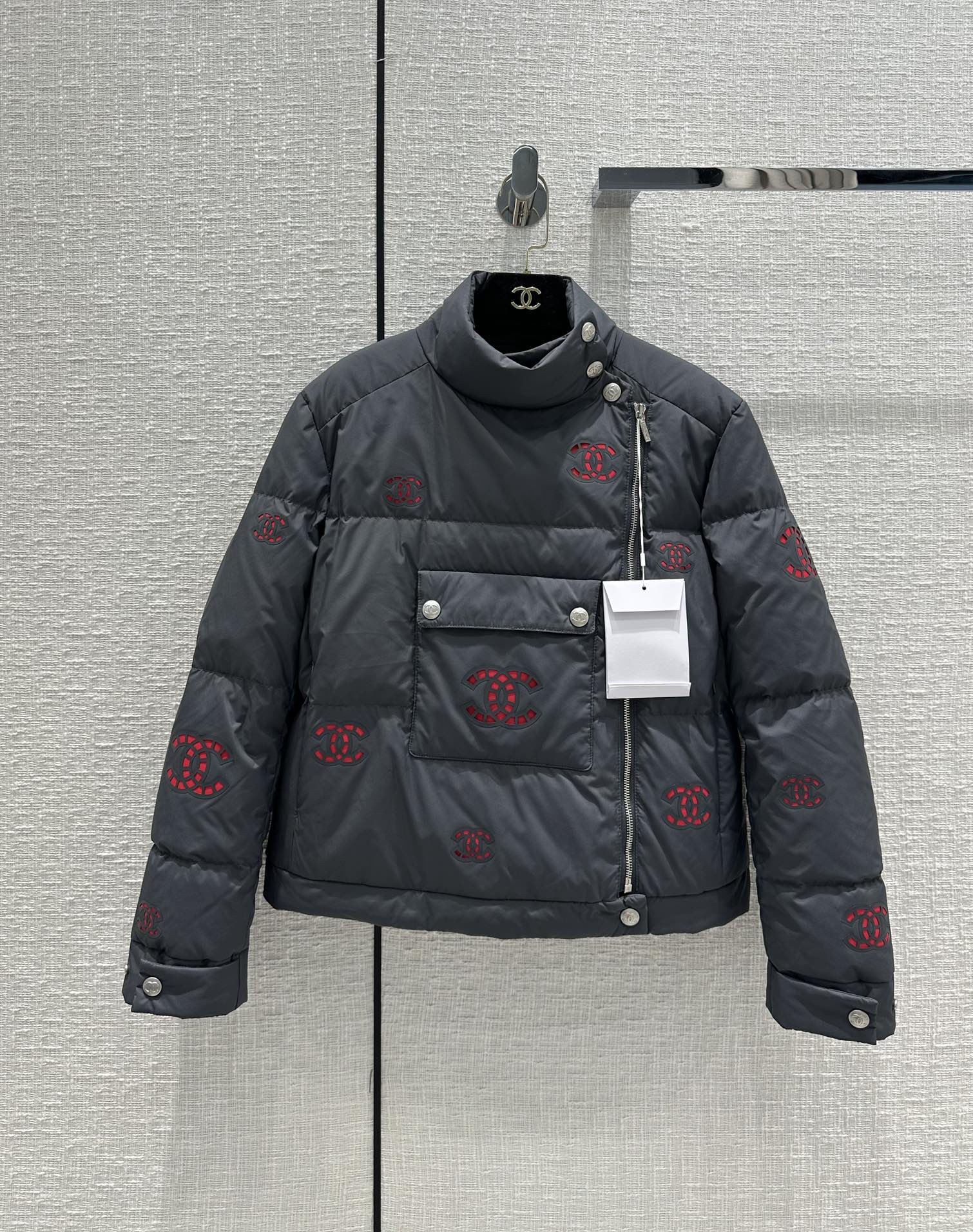Hollowed-out, seam-sealed short down jacket