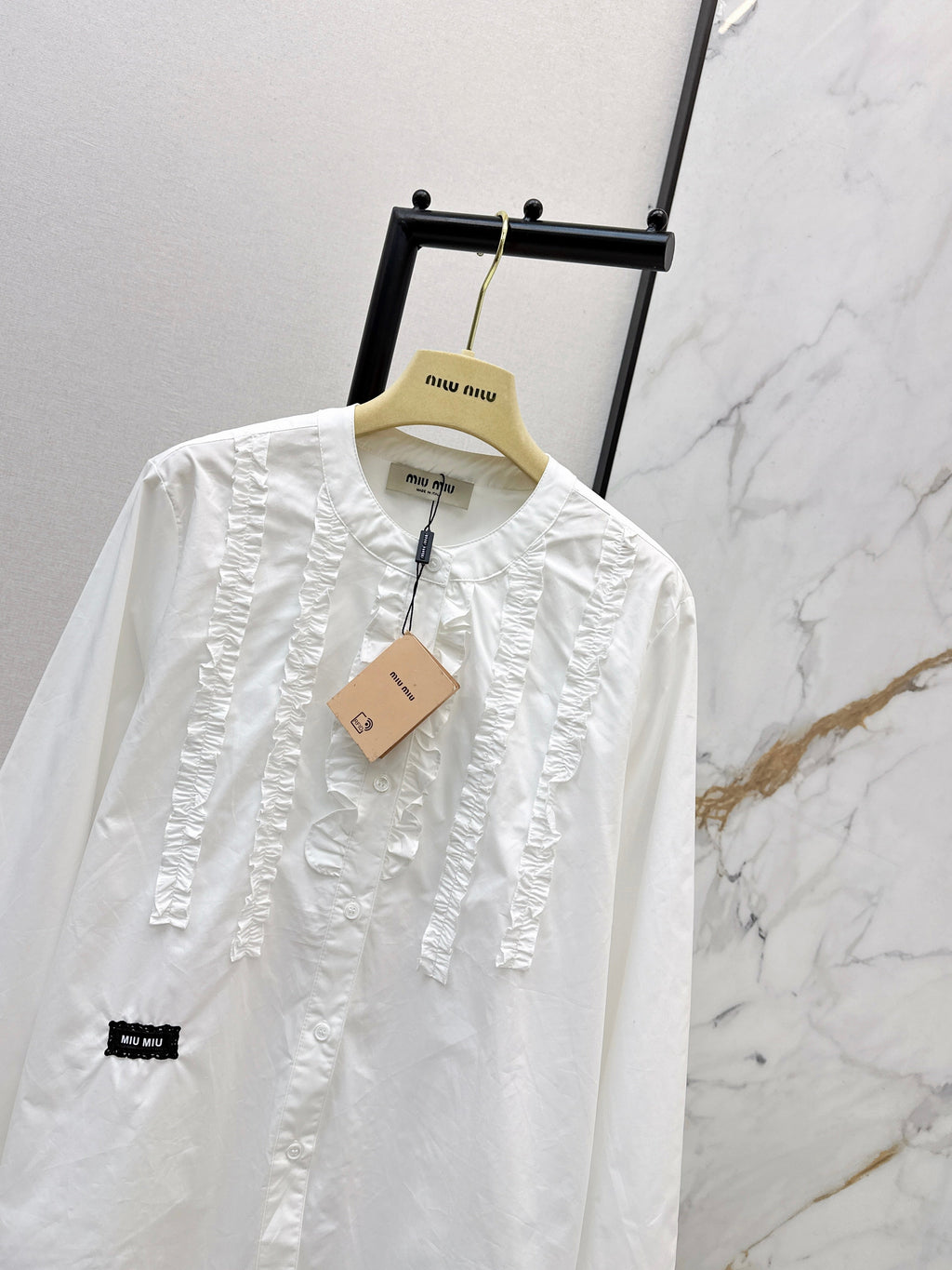 Round neck, ruffled trim, long-sleeved shirt