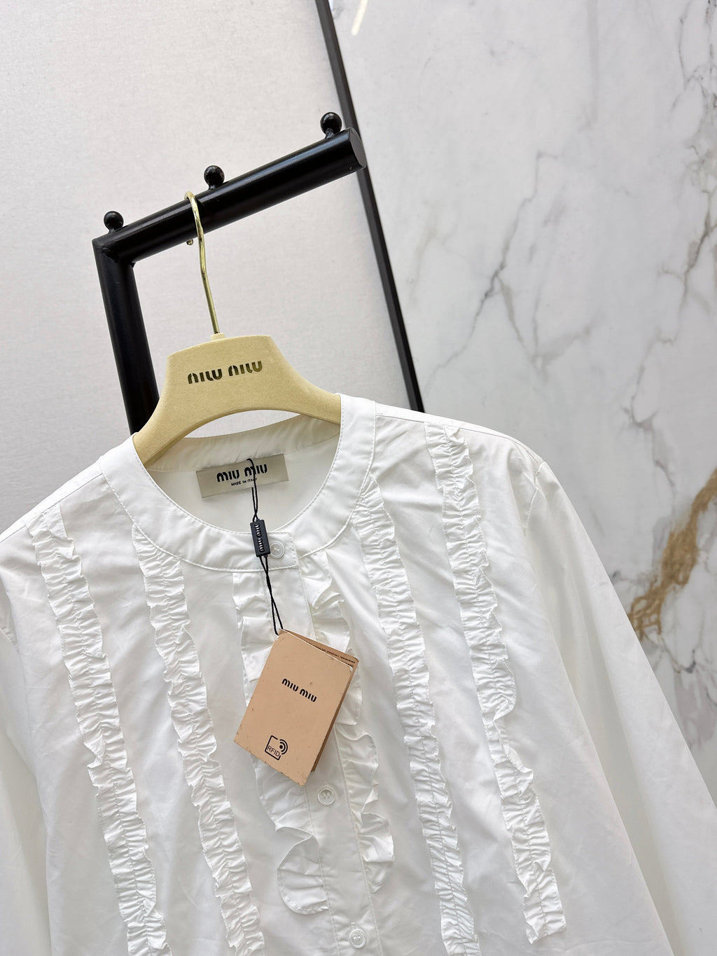 Round neck, ruffled trim, long-sleeved shirt