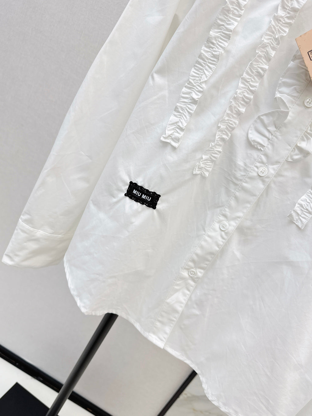 Round neck, ruffled trim, long-sleeved shirt