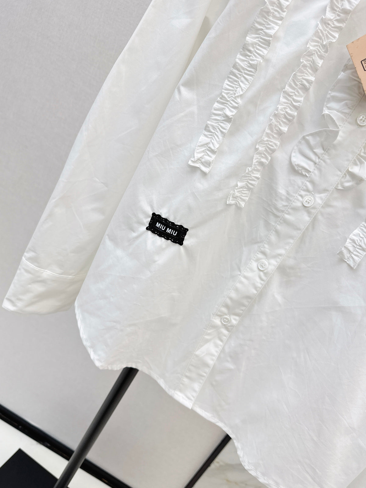 Round neck, ruffled trim, long-sleeved shirt