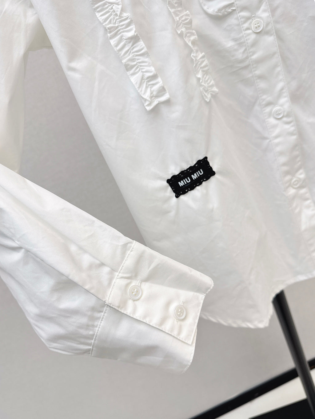 Round neck, ruffled trim, long-sleeved shirt