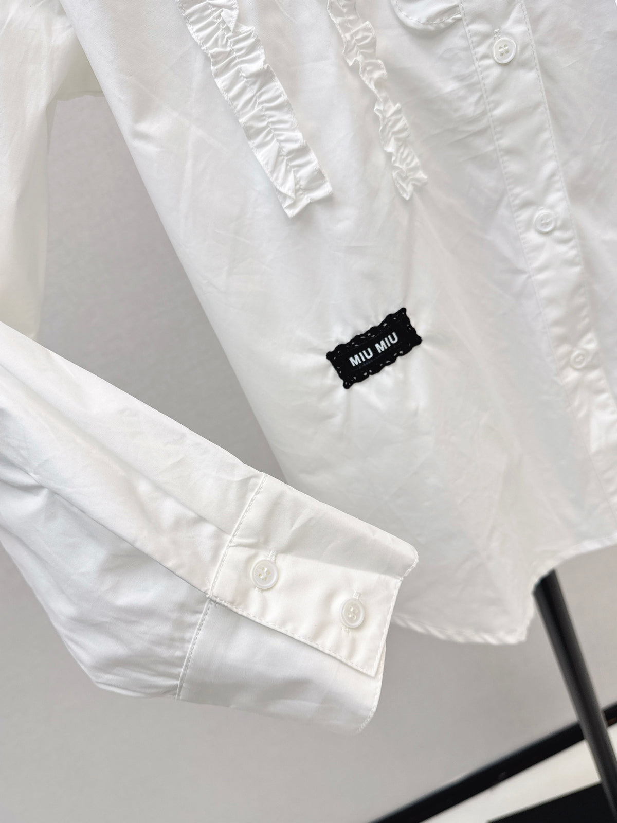 Round neck, ruffled trim, long-sleeved shirt
