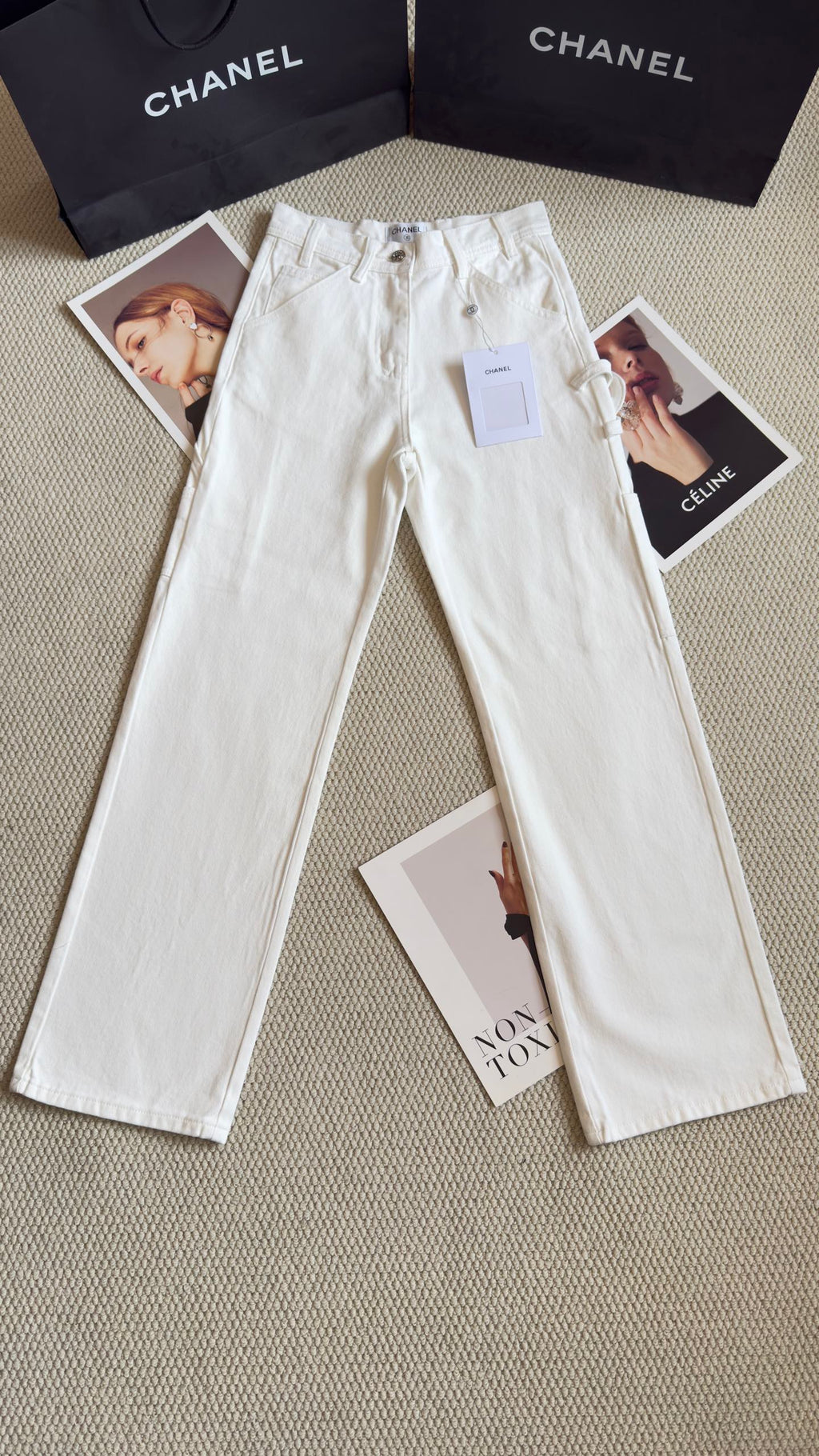Versatile, minimalist casual jeans