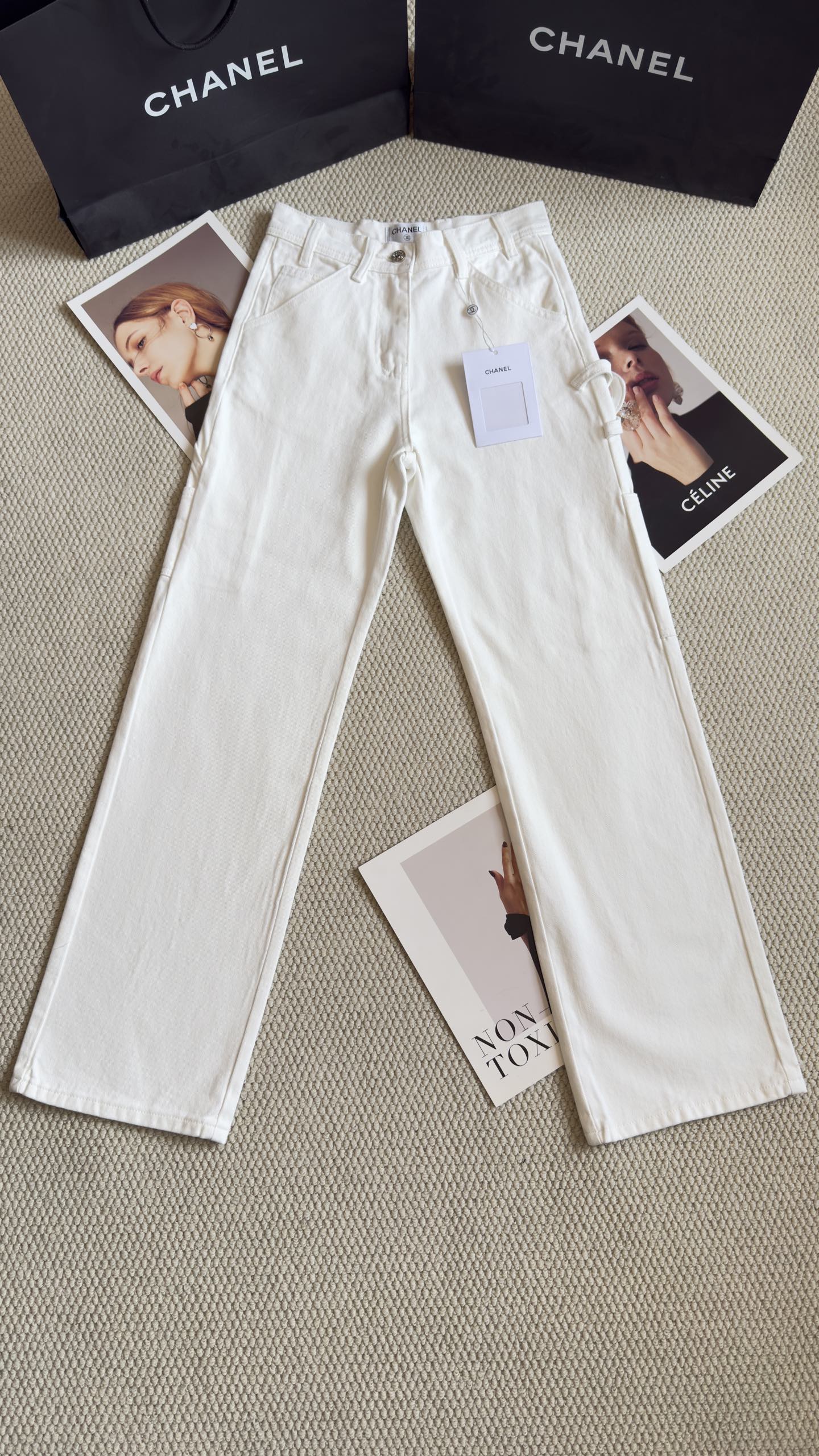 Versatile, minimalist casual jeans