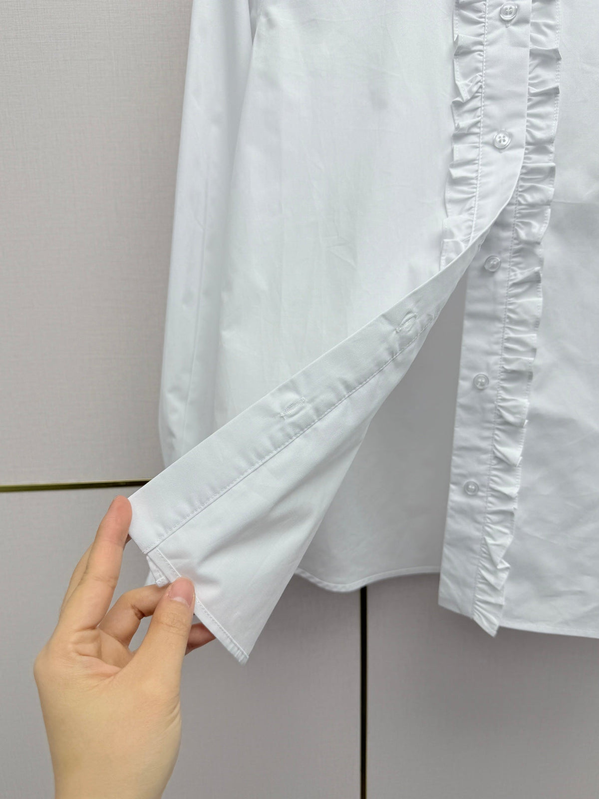 Ruffled trim long-sleeved shirt