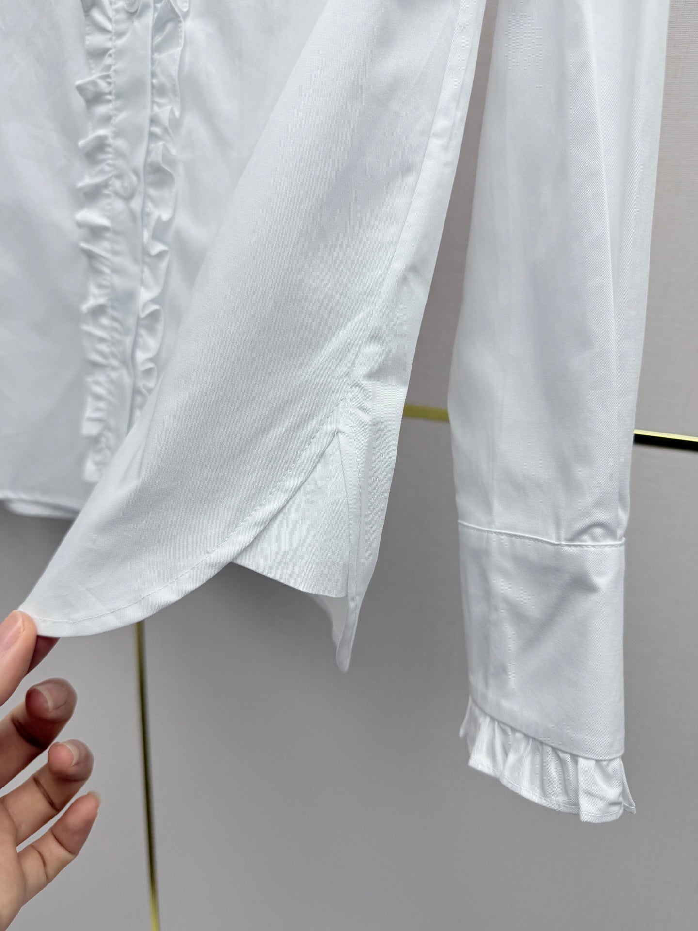 Ruffled trim long-sleeved shirt