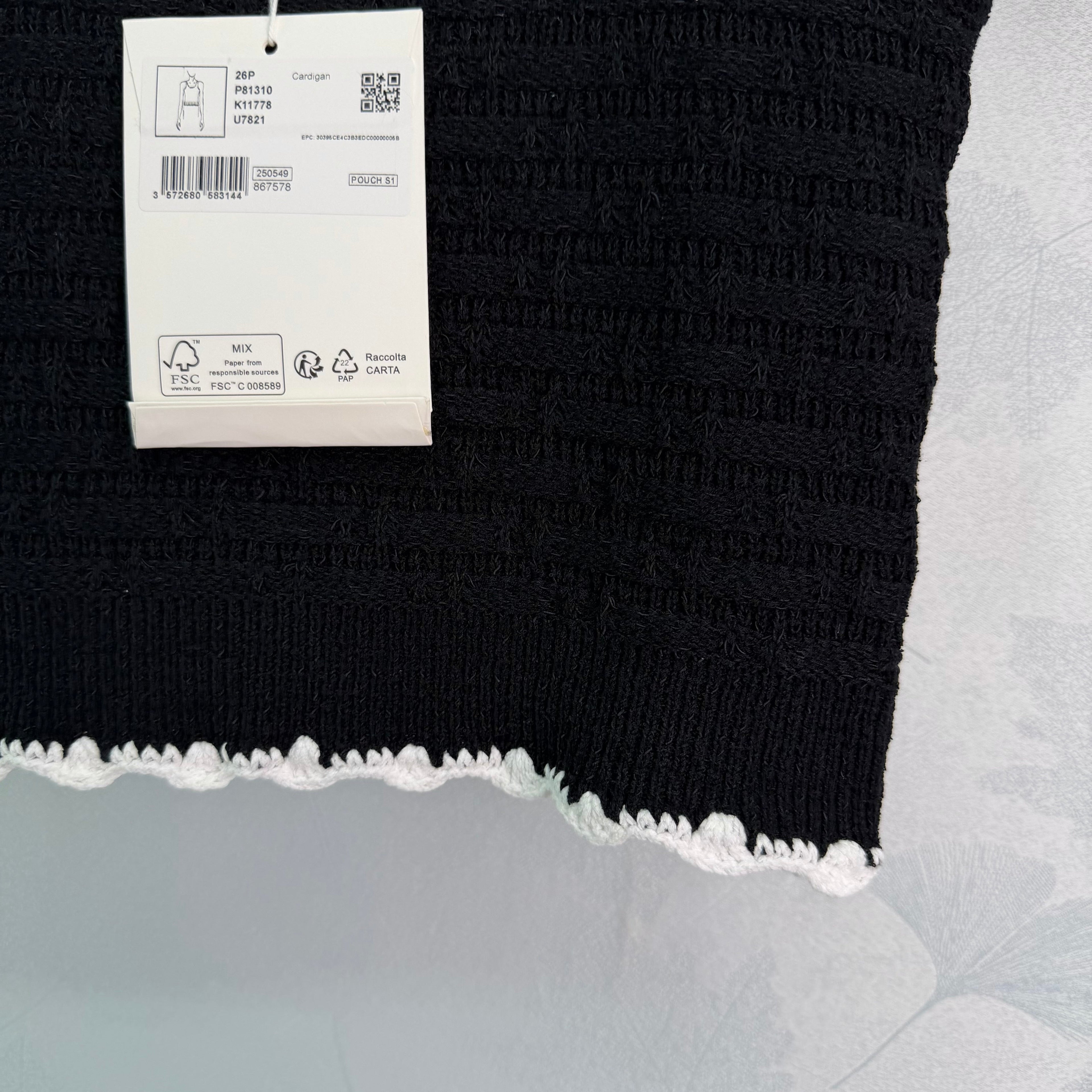 Wavy-edged Knit Vest
