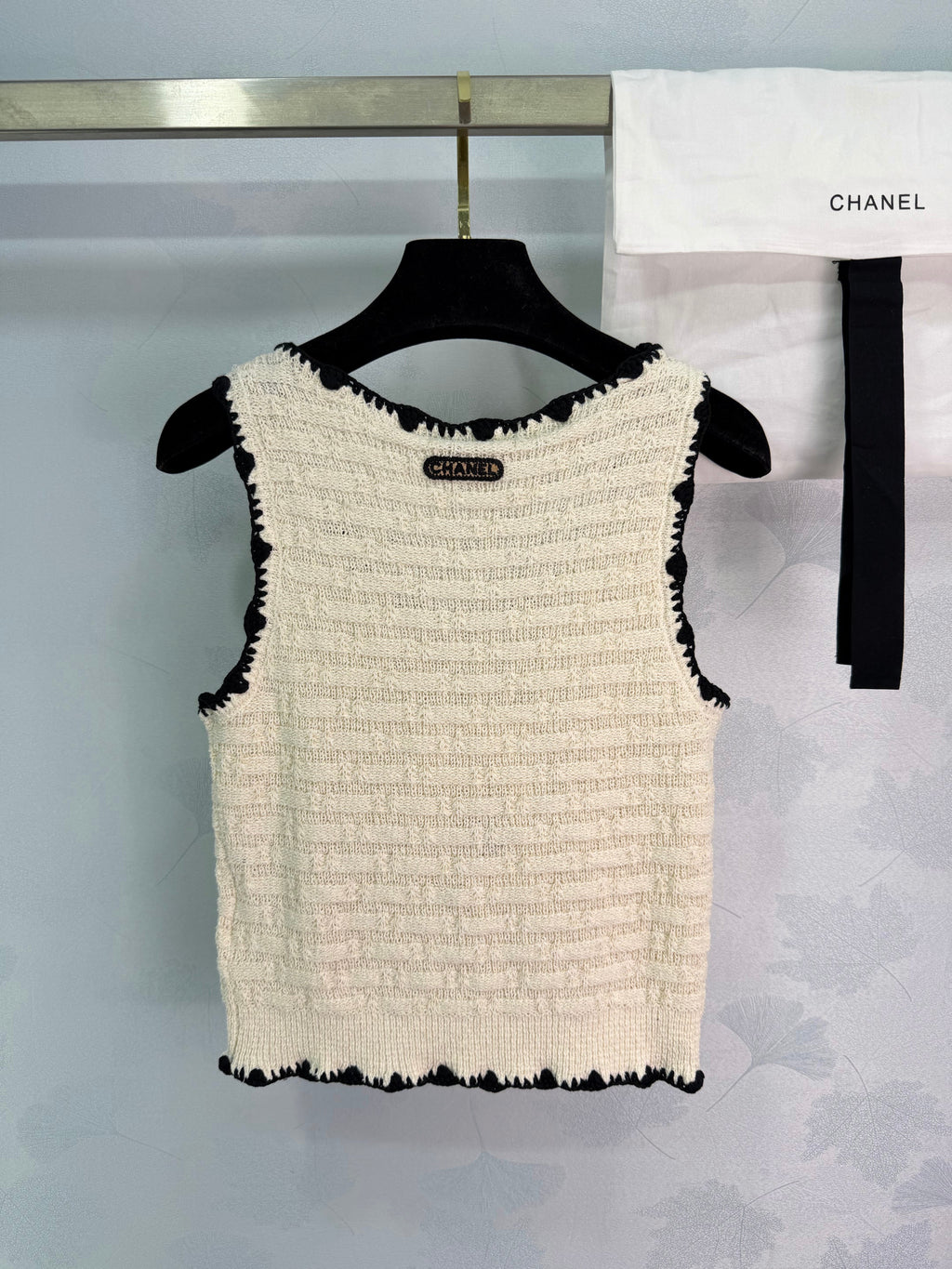 Wavy-edged Knit Vest