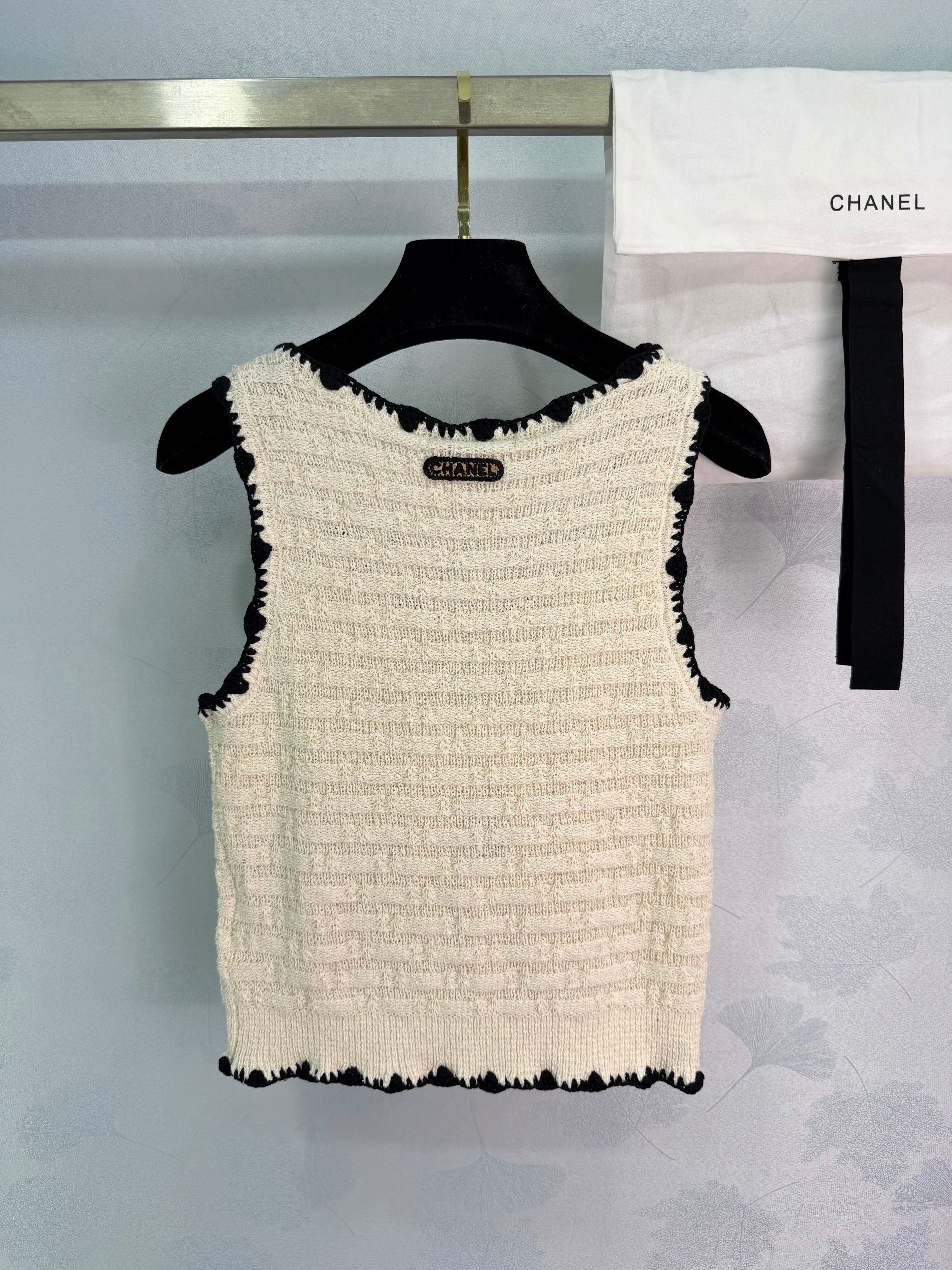 Wavy-edged Knit Vest