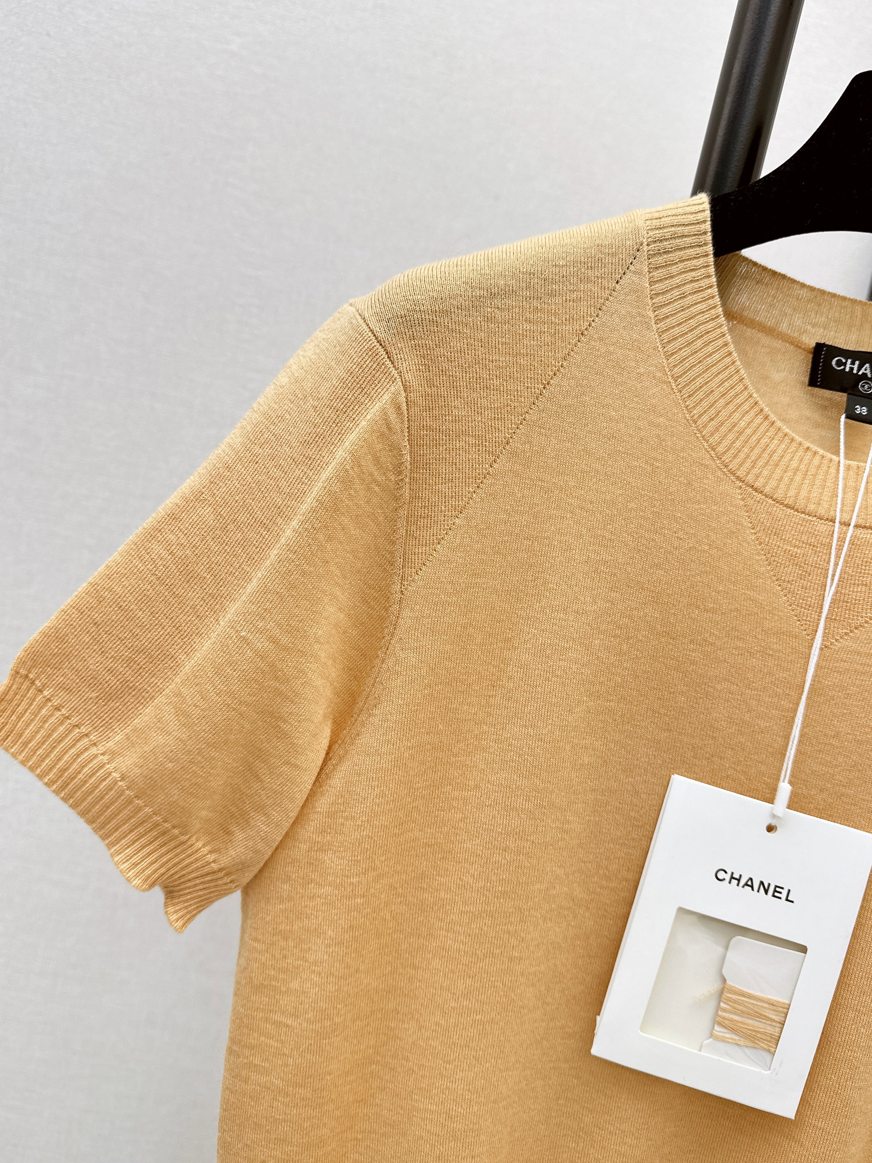Warm-toned knit short-sleeved top