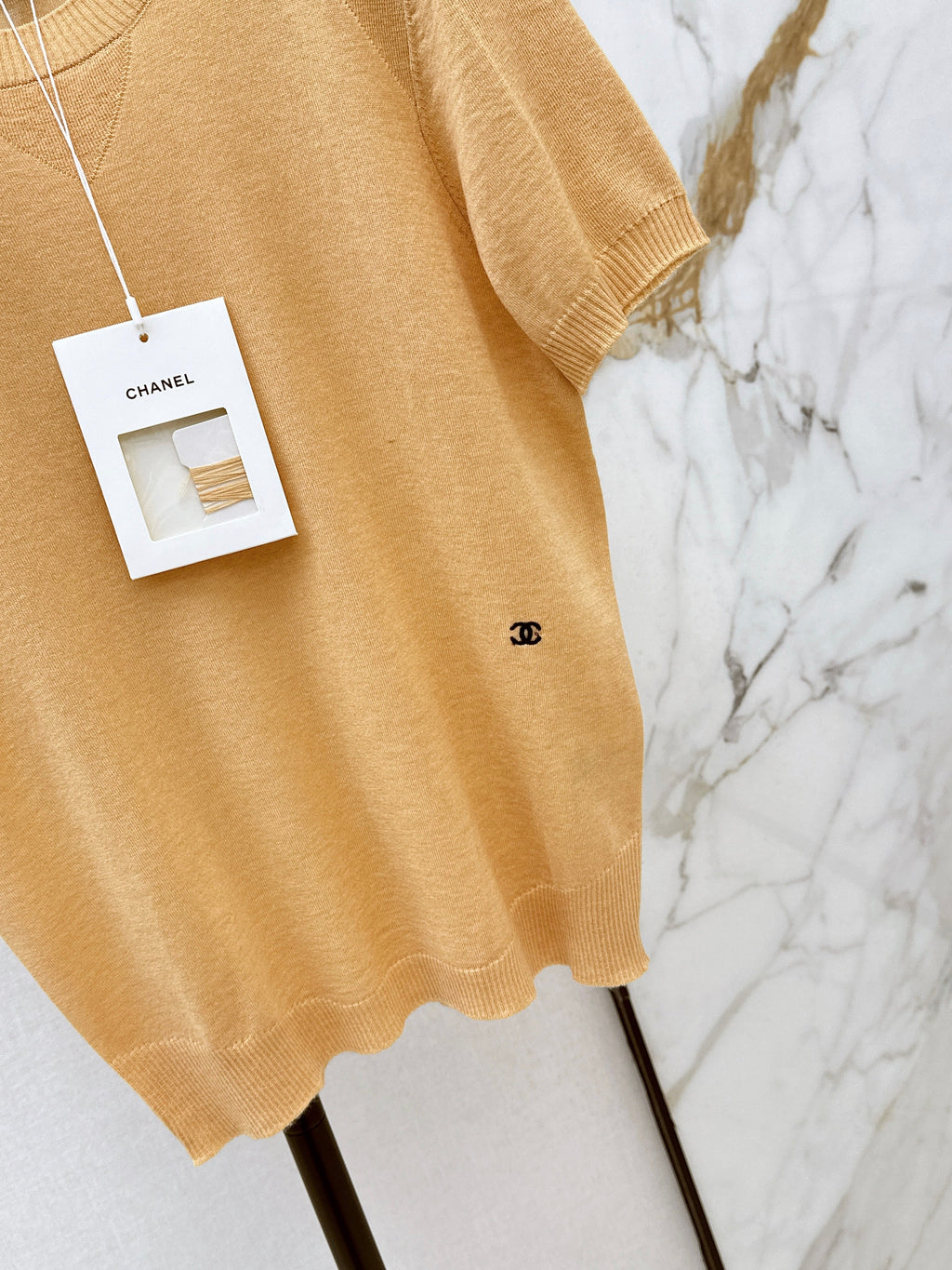 Warm-toned knit short-sleeved top