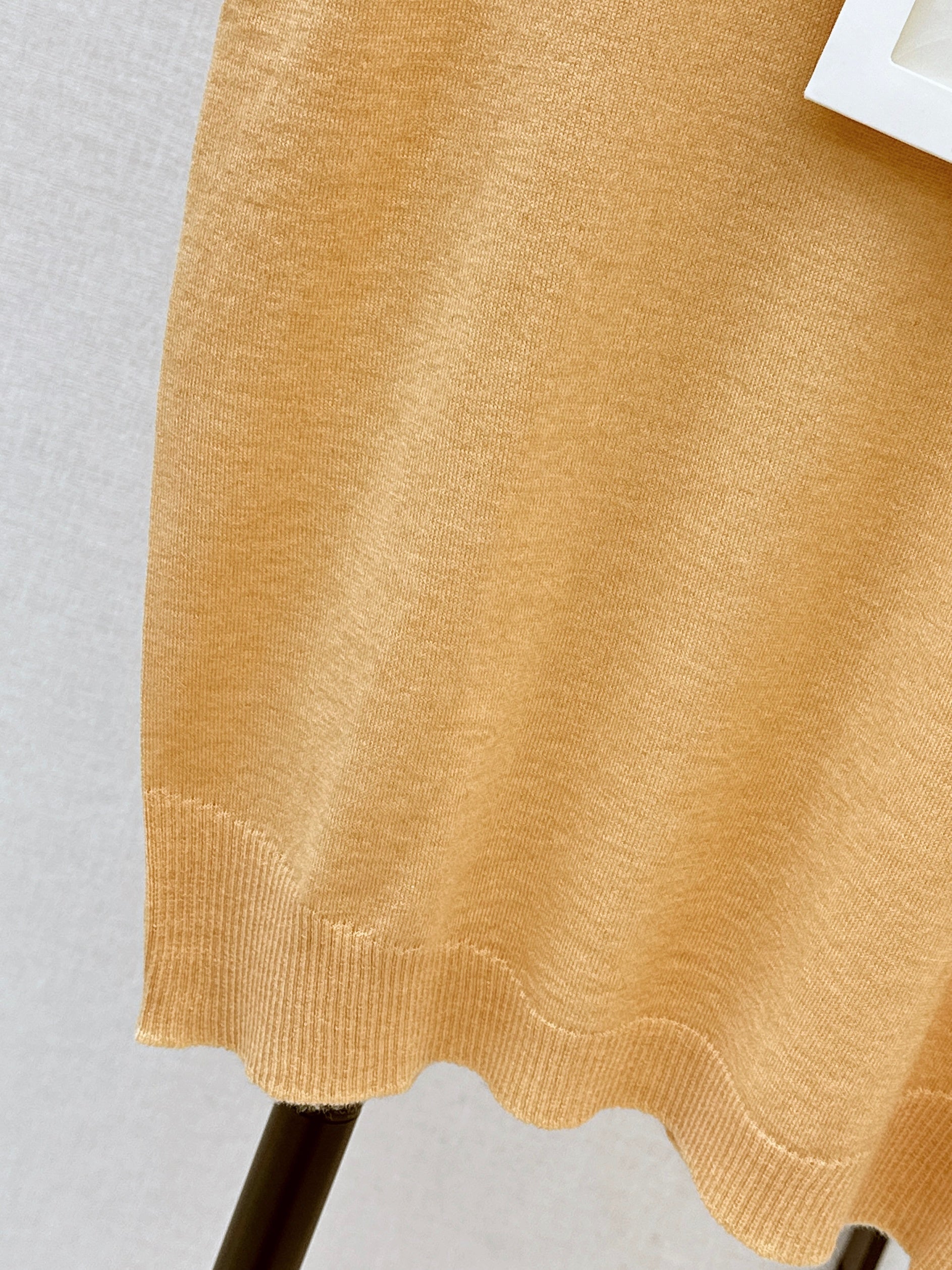 Warm-toned knit short-sleeved top