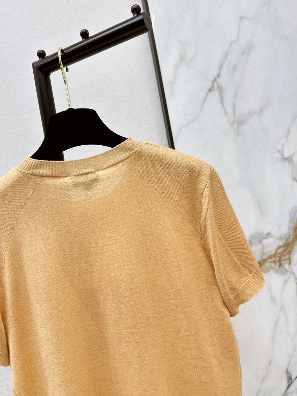 Warm-toned knit short-sleeved top