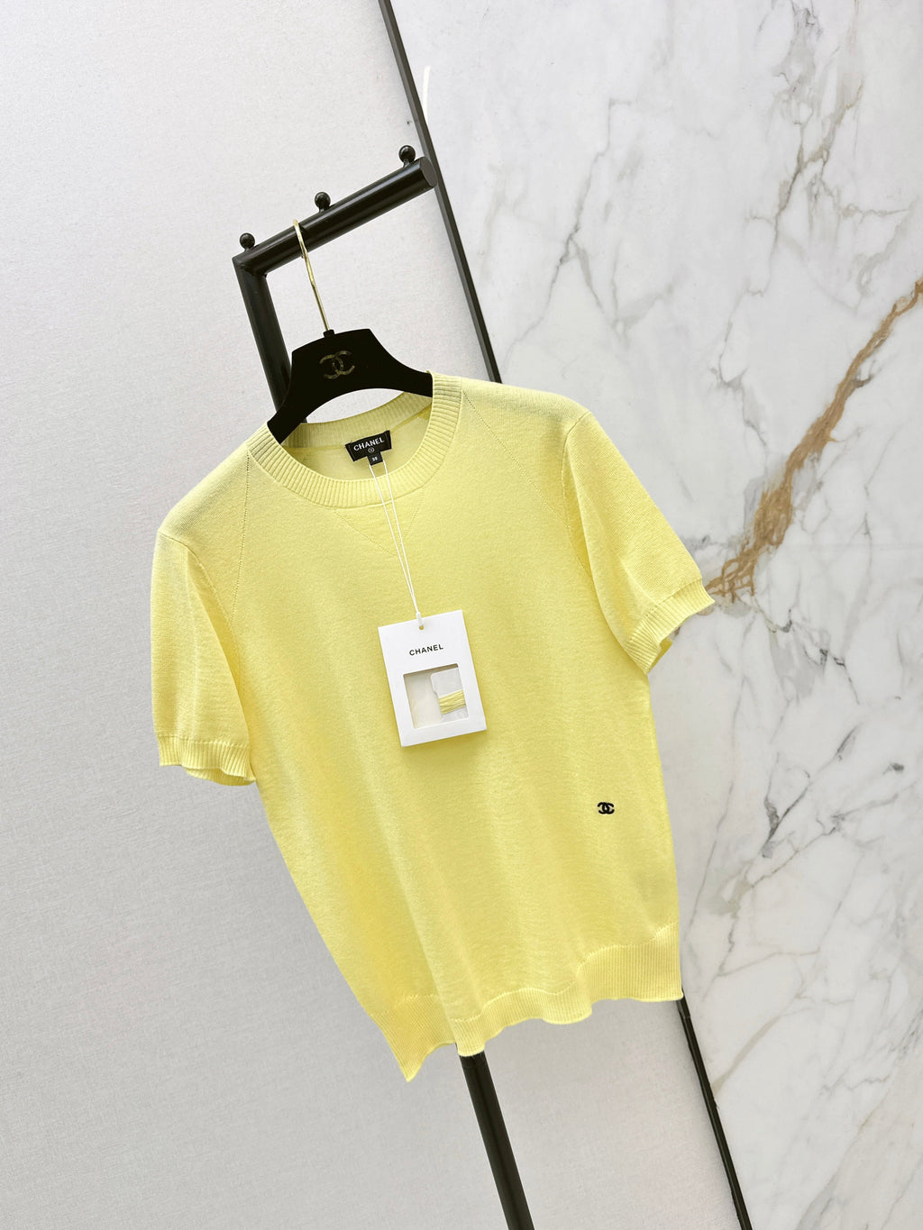 Warm-toned knit short-sleeved top