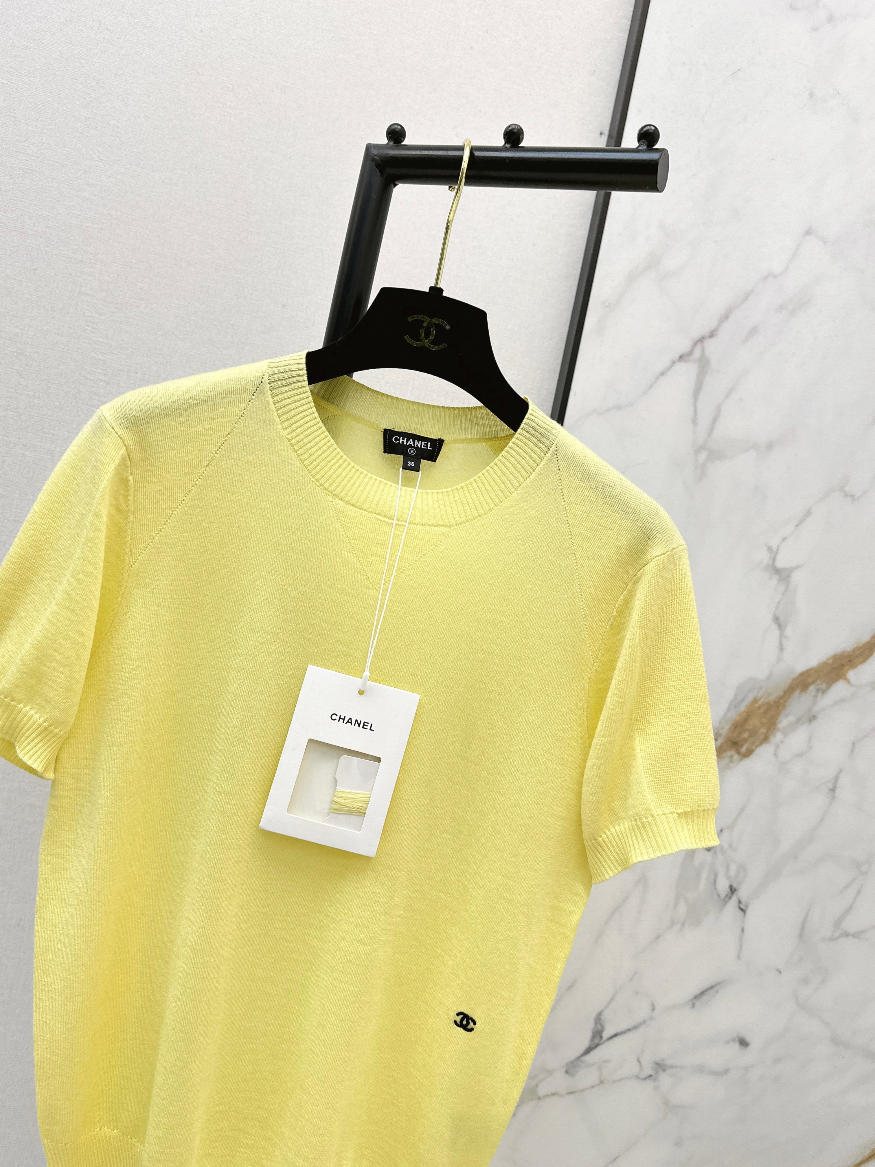 Warm-toned knit short-sleeved top