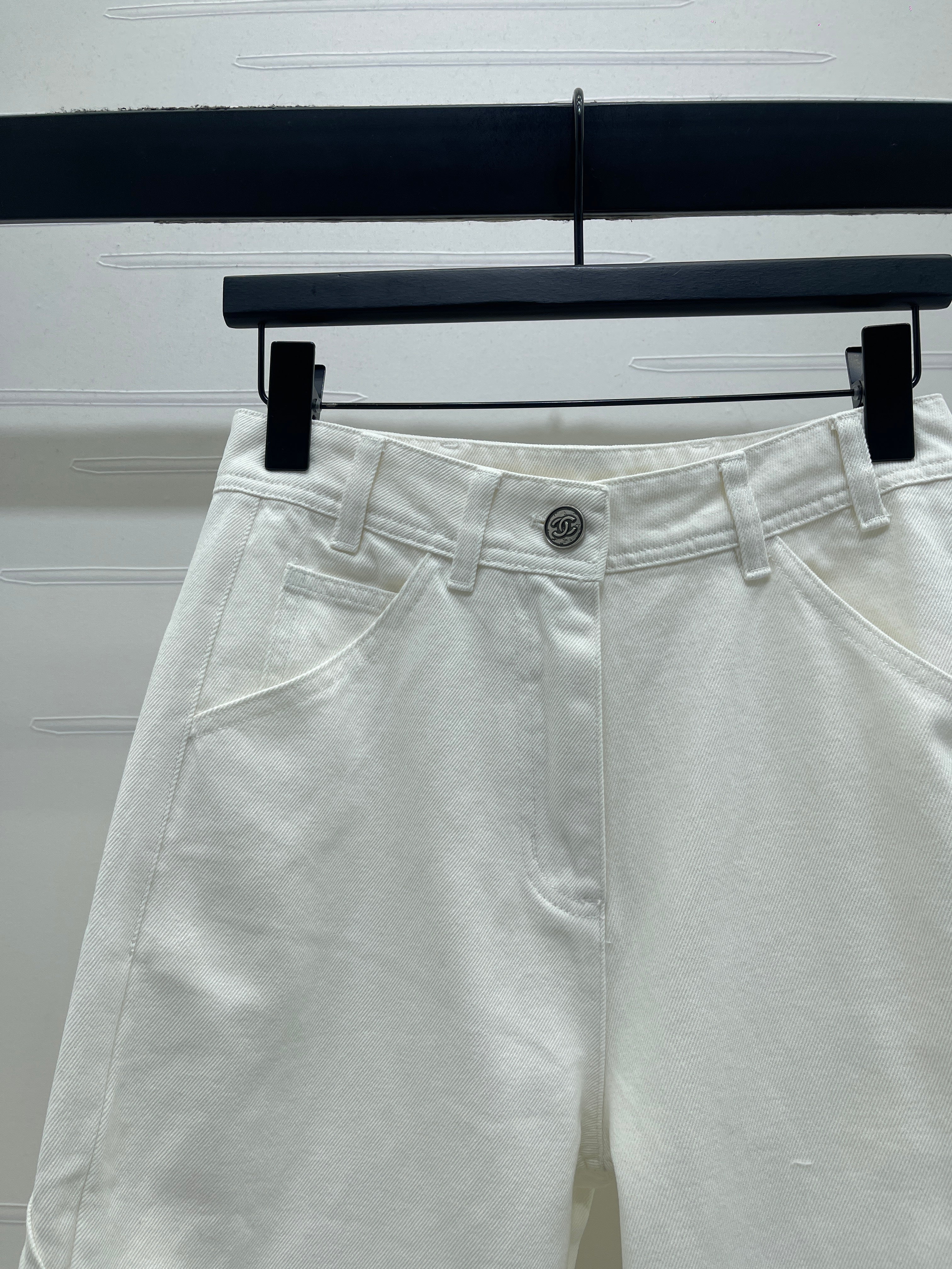 Vintage-style high-waisted jeans