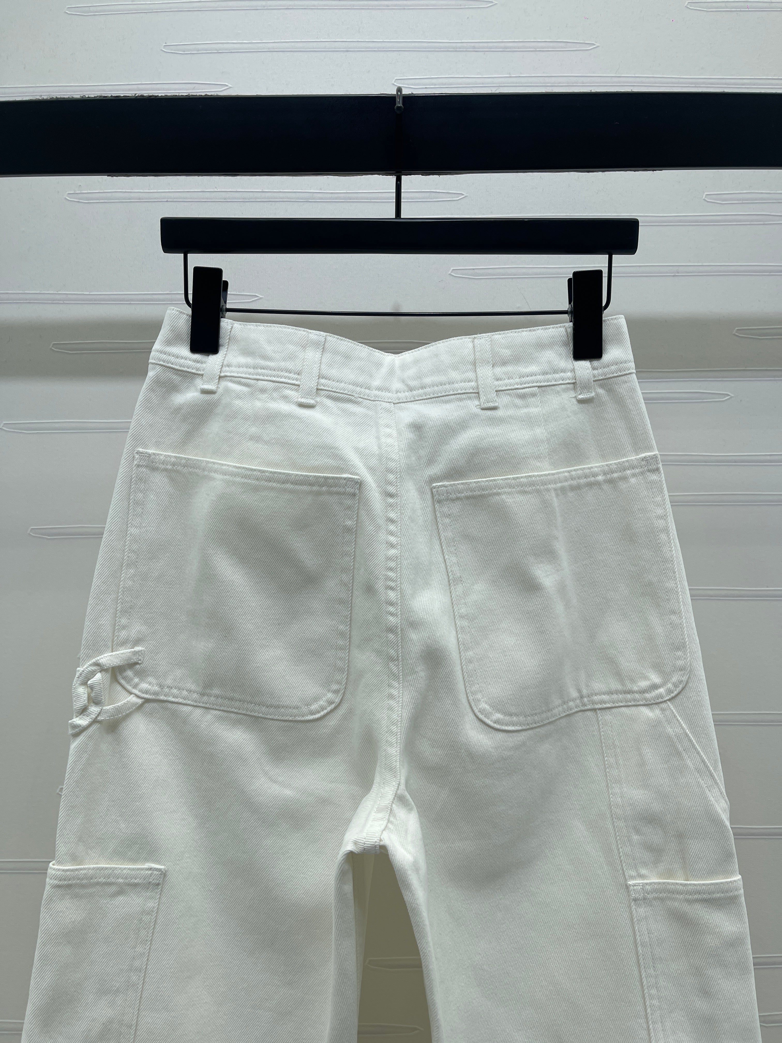 Vintage-style high-waisted jeans