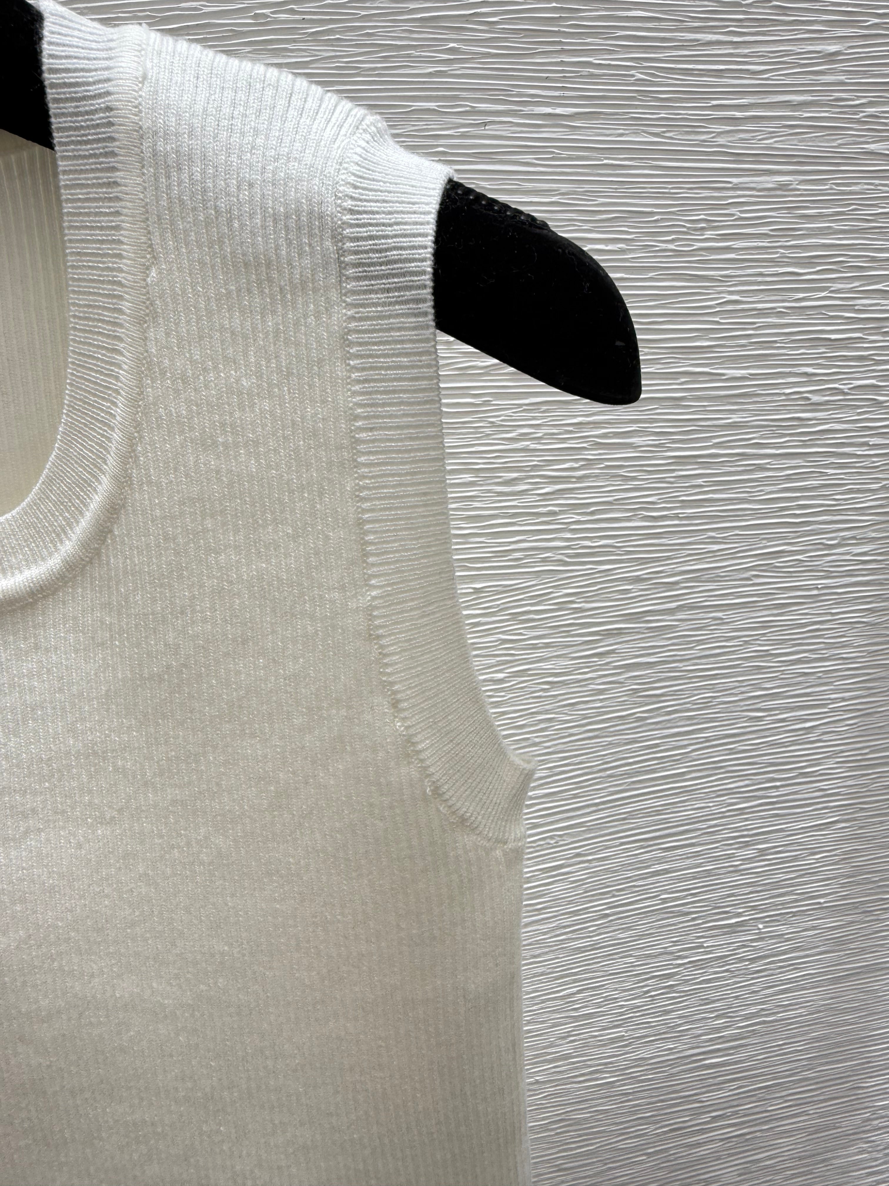 Stylish and elegant knitted vest