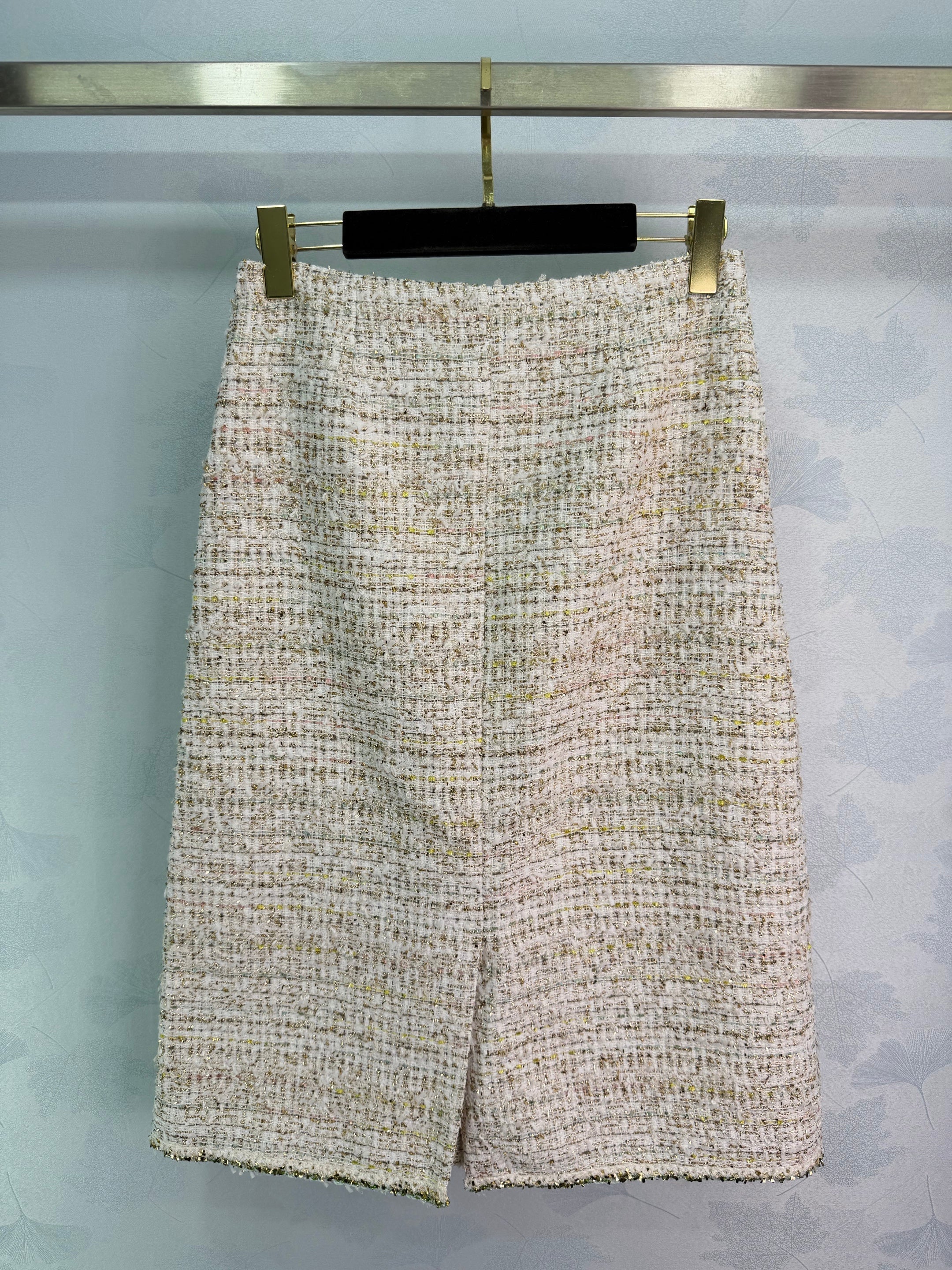 A light beige tweed blend short-sleeved jacket